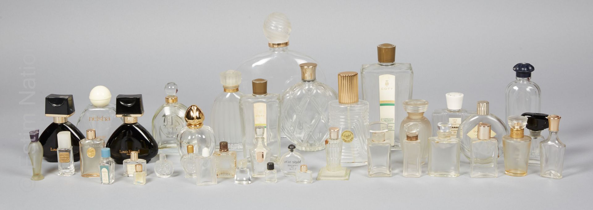 FLACONS DE PARFUM 空香水瓶的重聚，包括 :



- 弗朗索瓦-科蒂，两款迷你版的Chypre和Complice香水和两瓶Cordon Ver&hellip;