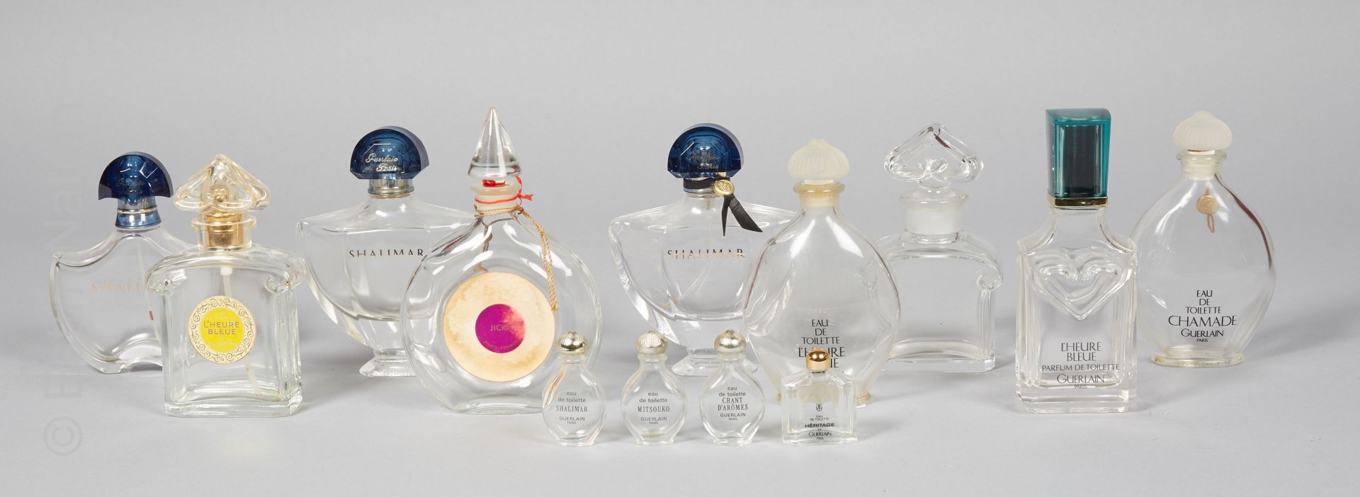 FLACONS DE PARFUM 顾尔伦



一套10个空的香水瓶和小模型，包括:



- 法国巴卡拉，模制水晶瓶，瓶塞模拟一个倒置的镂空心形，肩部有卷轴&hellip;