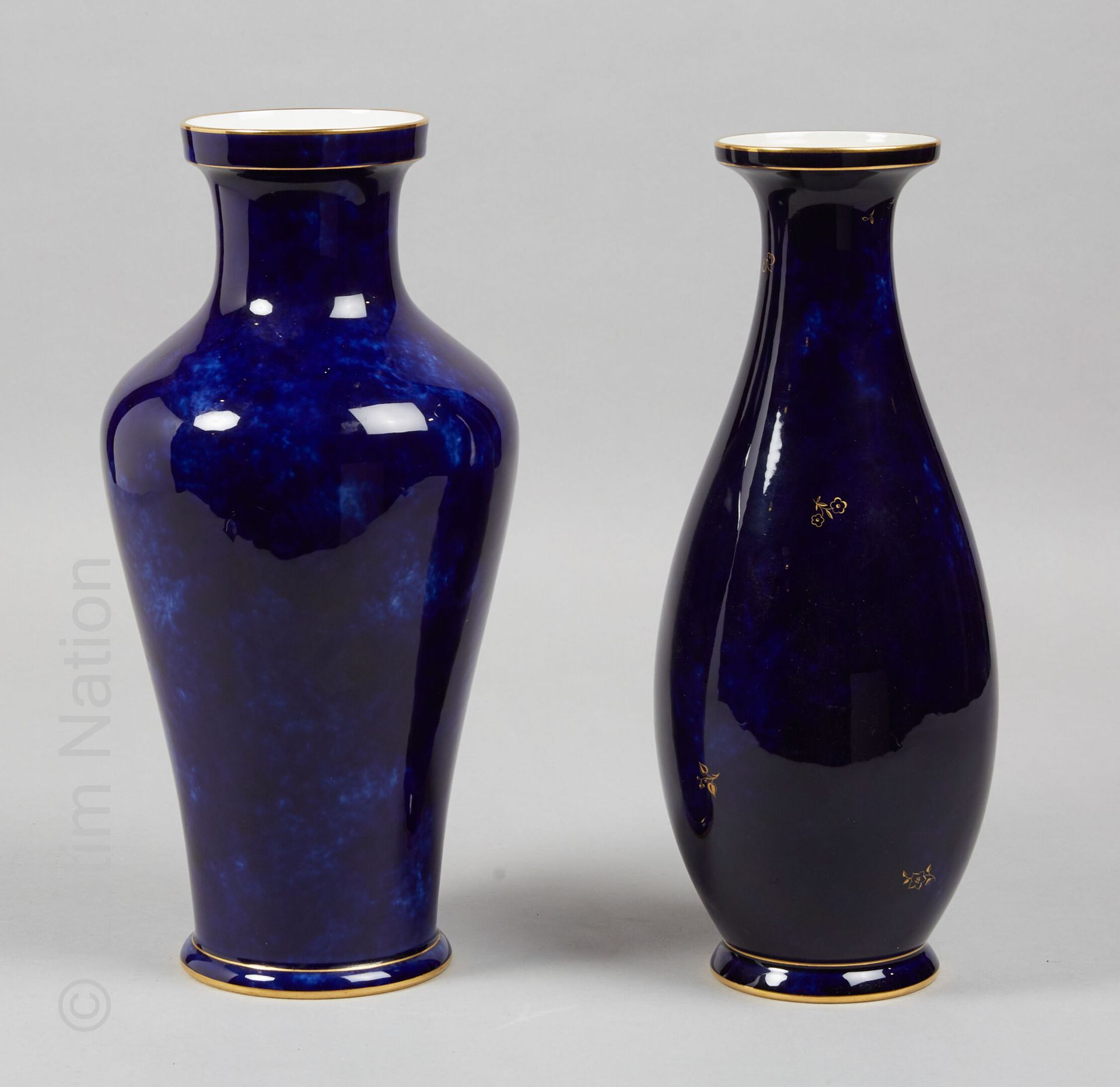SEVRES XXE SIECLE MANUFACTURE NATIONALE DE SEVRES



Vase à fond bleu nuancé dit&hellip;