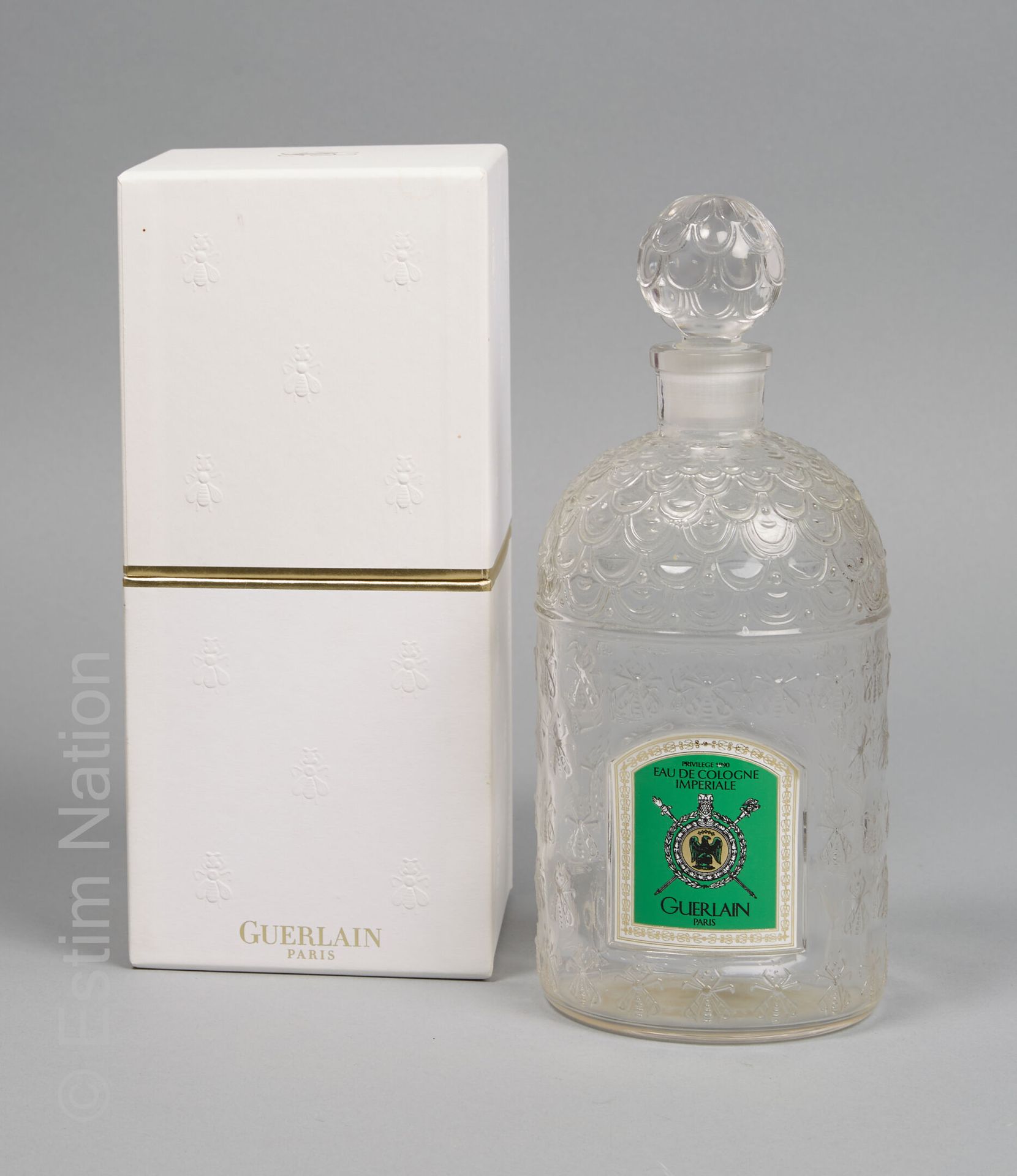 FLACON DE PARFUM 
巴黎格莱恩









印象中的科隆香水。 









带有蜜蜂装饰的大型模制玻璃香水瓶，1000毫升，装在有&hellip;