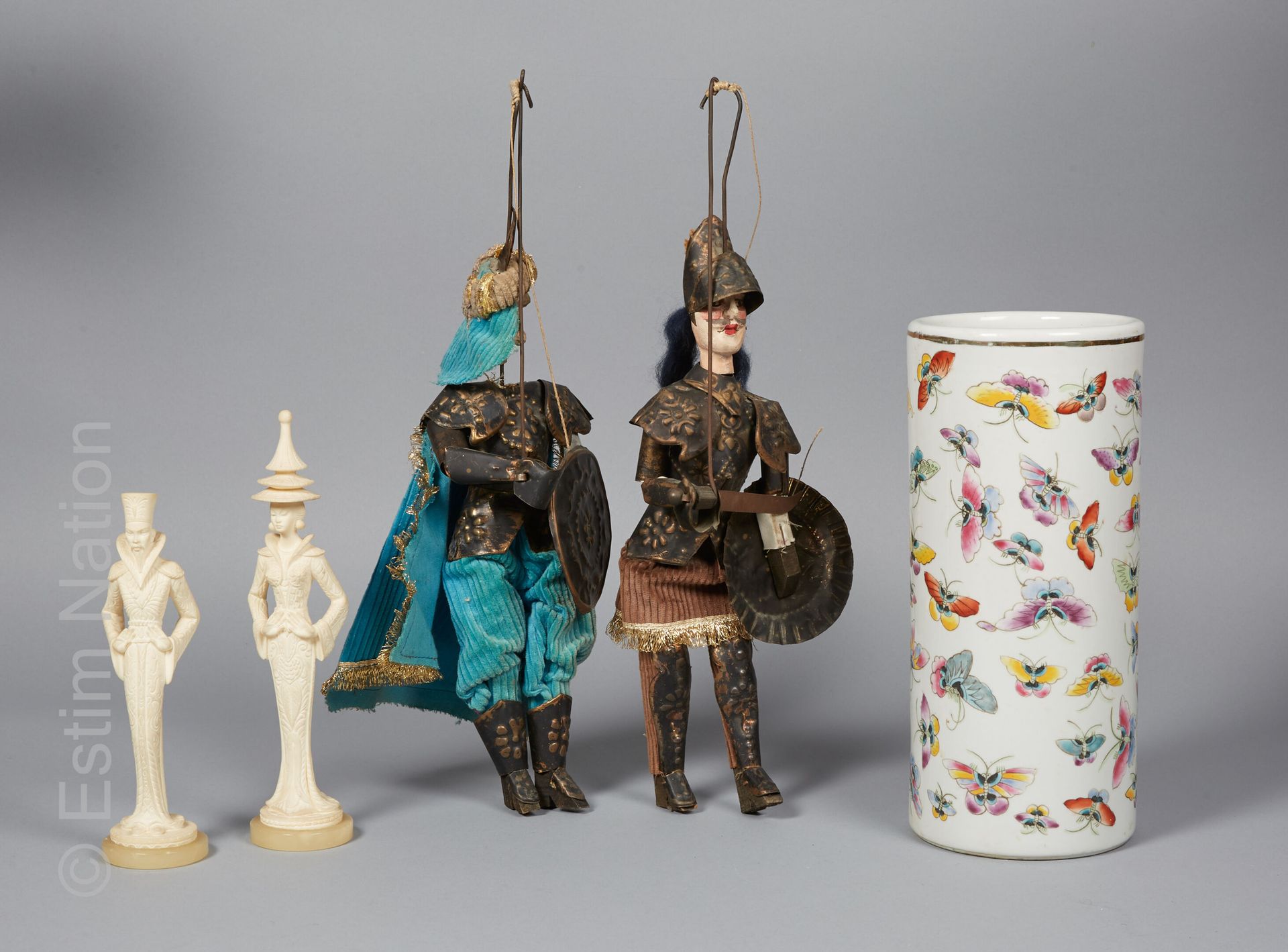 JOUETS ANCIENS Deux marionnettes en bois peint, velours et laiton repoussé figur&hellip;