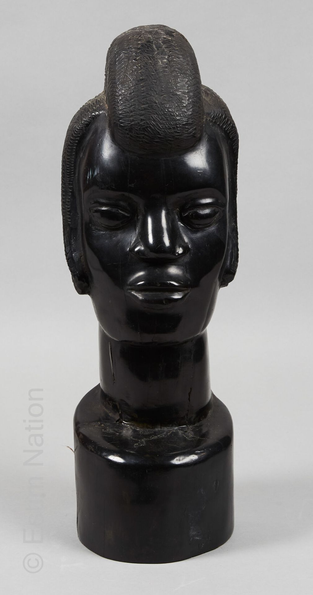 ART POPULAIRE 梳着辫子的女人半身像。



雕刻的乌木主题。

出处：喀麦隆，20世纪后半叶



高度：53厘米 - 宽度：15厘米 - 深度：&hellip;