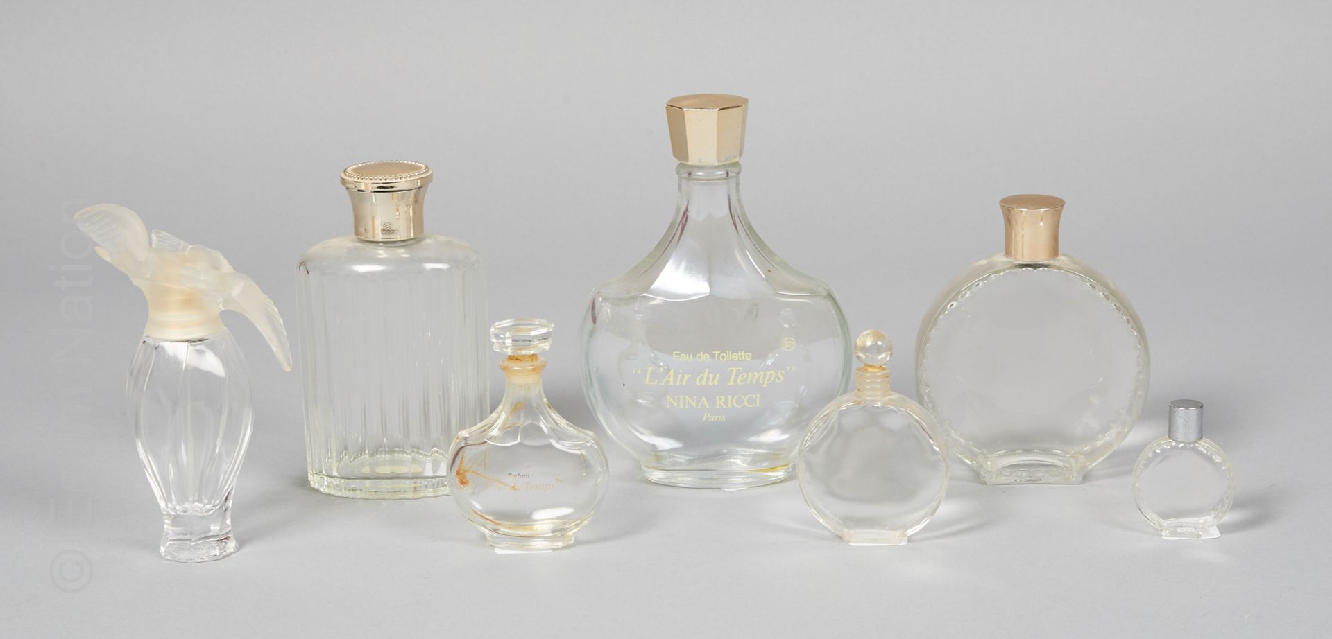 FLACONS DE PARFUM 尼娜-里奇和拉利克-法国



- 两个L'air du Temps瓶子（花露水和香水），一个有刻面玻璃瓶塞，另一个有镀金金&hellip;
