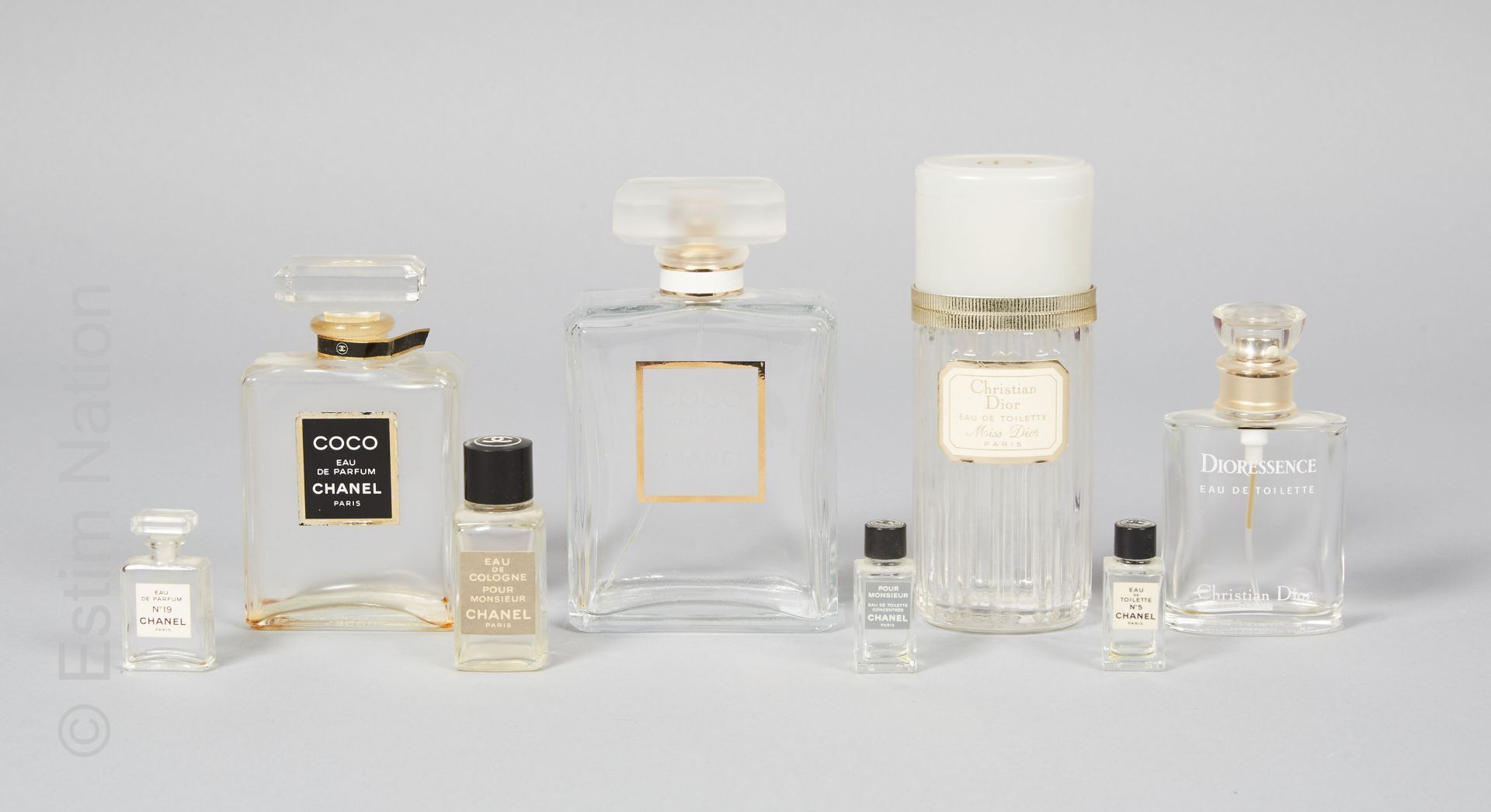 FLACONS DE PARFUM CHANEL



Set mit Flakons und Miniaturen für die Parfums Coco &hellip;