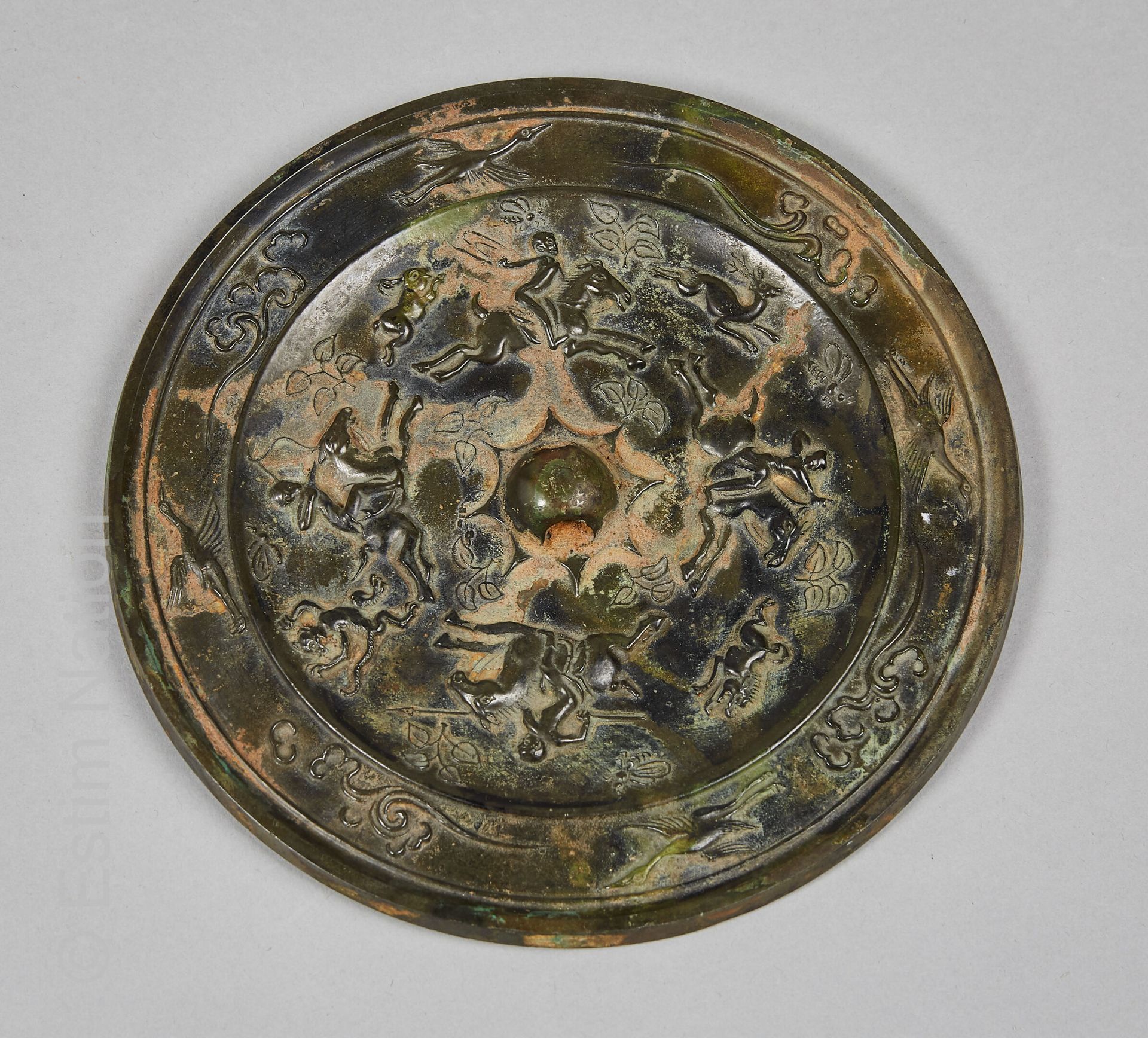 CHINE - BRONZE Médaillon circulaire en bronze à patine brune, à décor en relief &hellip;
