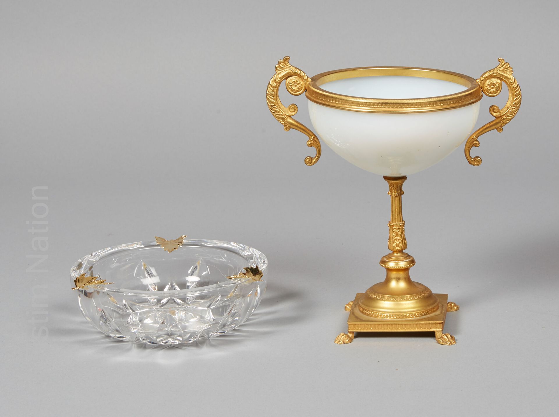 Arts décoratifs du XXe siècle Coupe en opaline blanche à monture en laiton doré,&hellip;