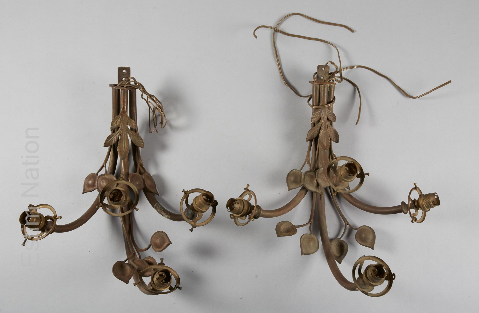 Luminaires 
Set bestehend aus:




- Ein Paar patinierte Metallleuchten mit drei&hellip;