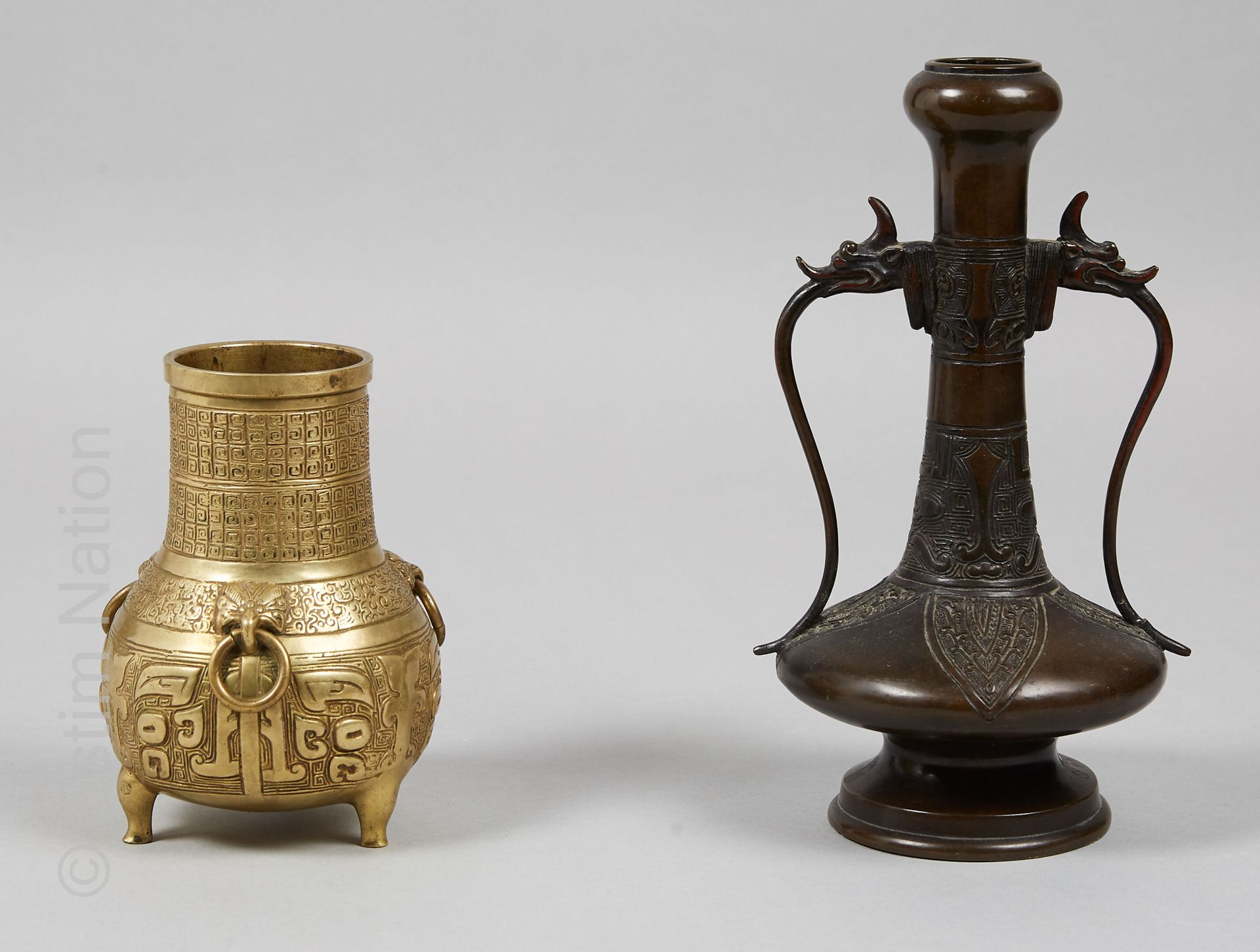 CHINE - BRONZES Chine, début XXe siècle



- Vase en bronze à patine brune et à &hellip;