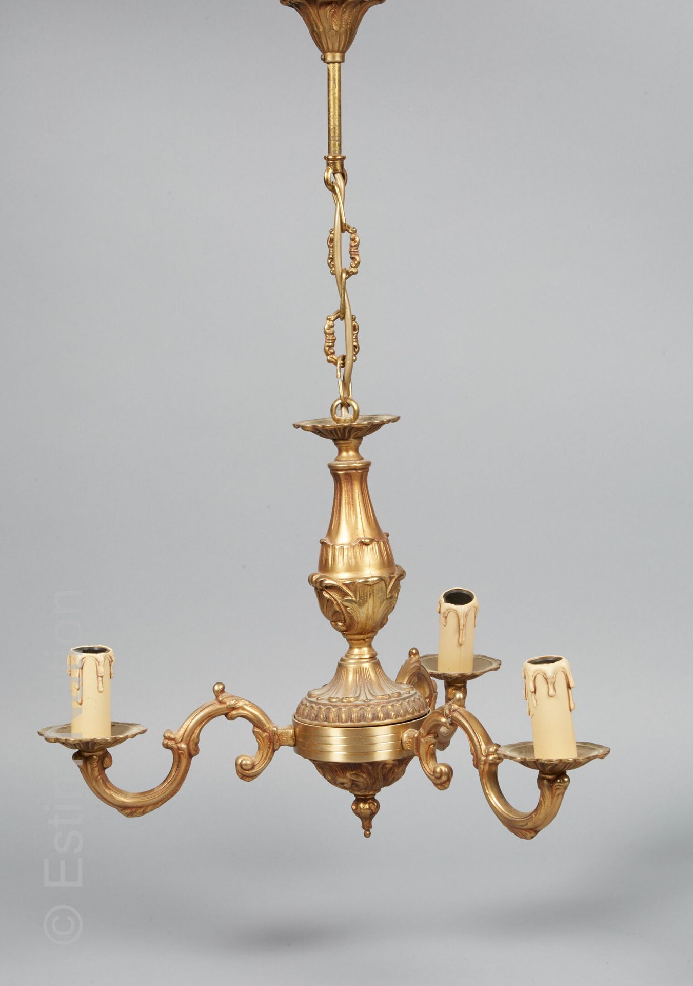 Arts décoratifs du XXe siècle Pequeño candelabro de ormolina con tres brazos de &hellip;