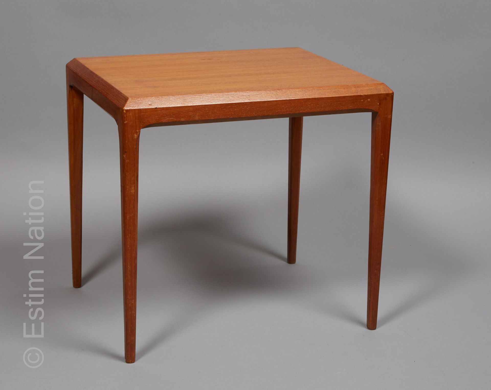 Design Scandinave 约翰内斯-安德森 (1903-1991)



长方形柚木沙发，四条锥形腿。

丹麦CFC SILKEBORG版，顶部下方有&hellip;