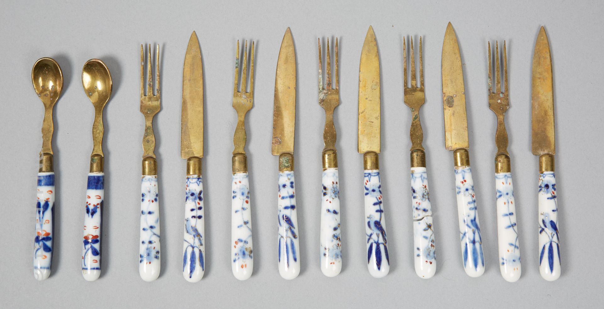 CHINE Ensemble comprenant cinq fourchettes, cinq couteaux à dessert en métal dor&hellip;