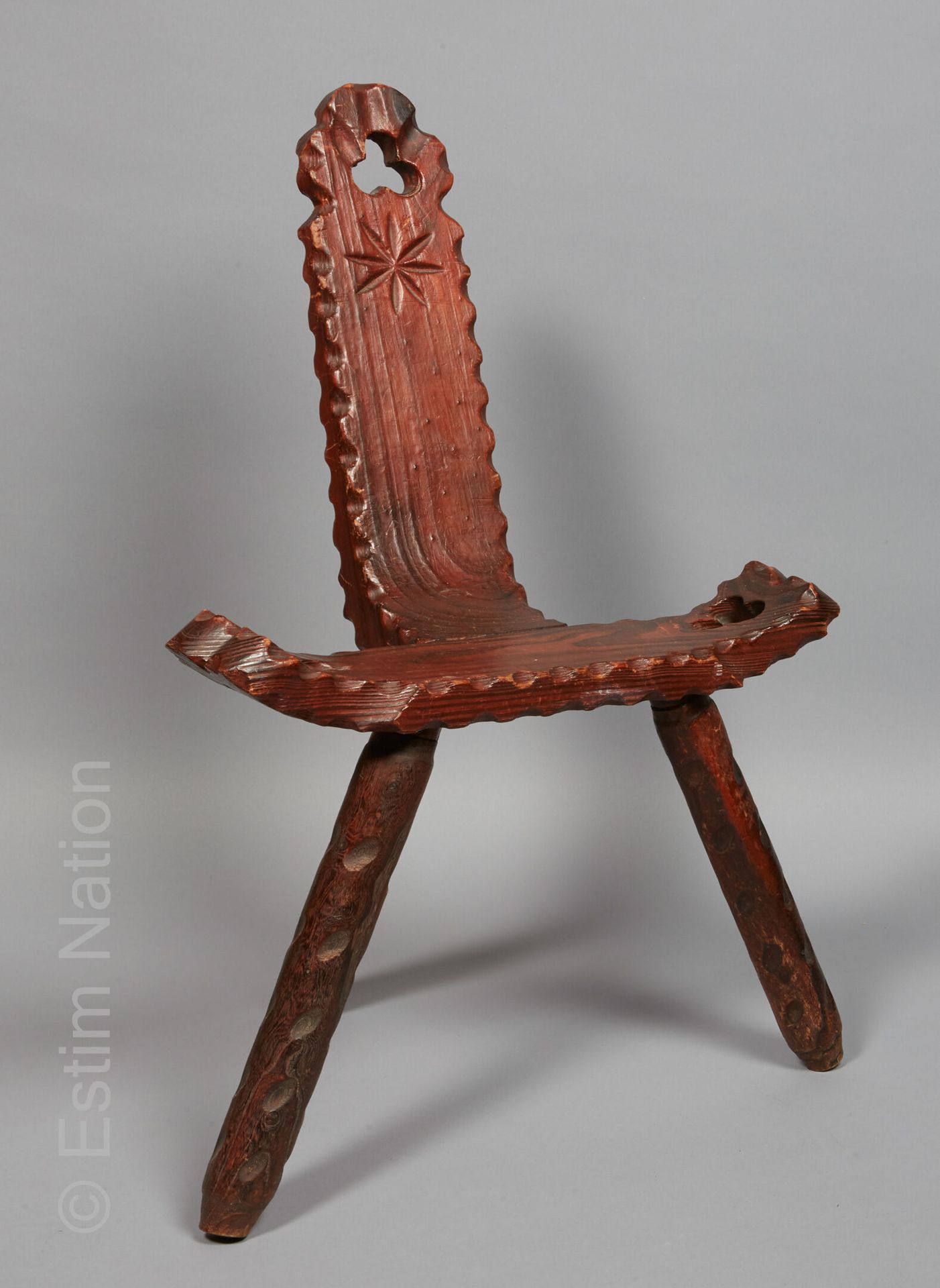 ART POPULAIRE 雕刻的天然木制三角椅，镂空的椅背上装饰着三叶形的图案和雕刻的星星。

座椅是镂空的，有两个三叶草的图案，靠在三个带凹槽的脚上。

布&hellip;