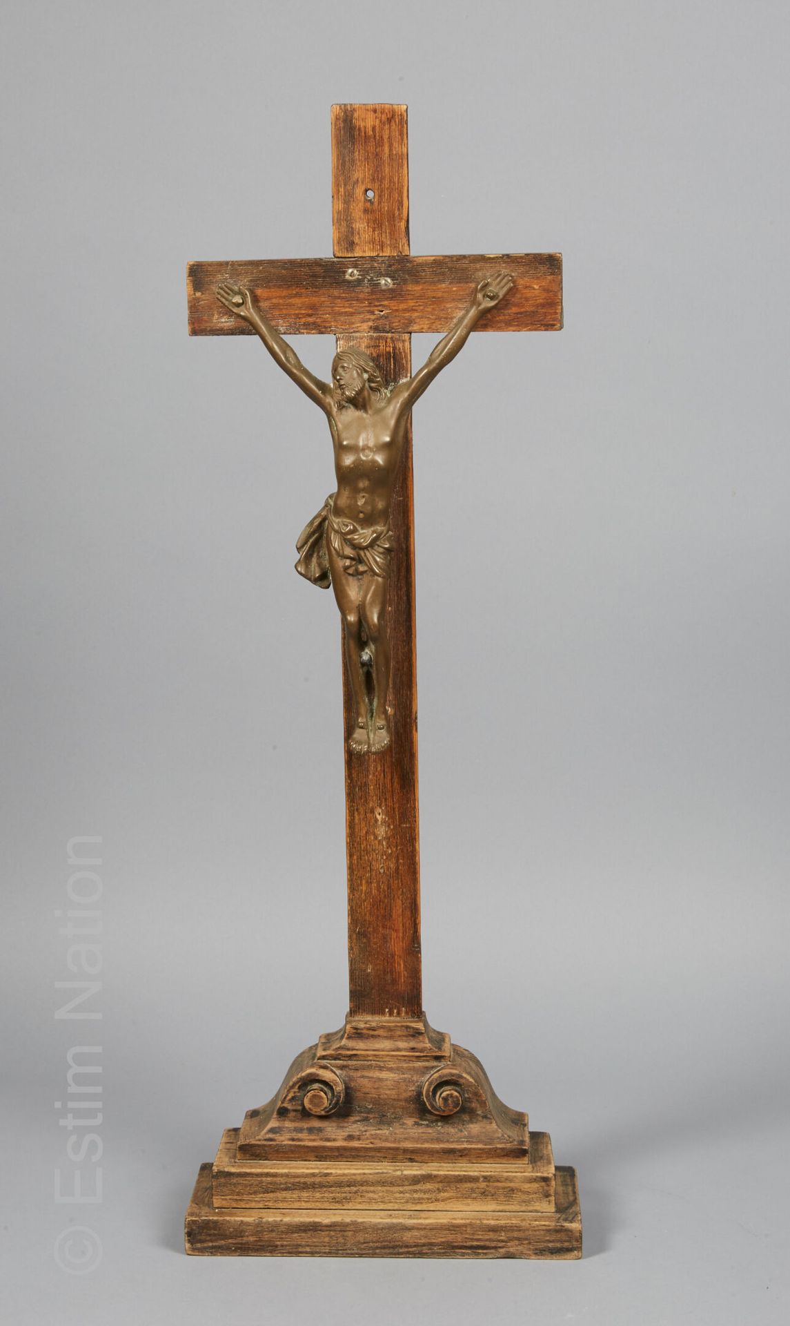 CHRIST EN BRONZE 铜制基督在清漆木制十字架上，放在一个阶梯式模制底座上。



尺寸基督：高度：29厘米

总高度：70厘米 



(木头上的&hellip;