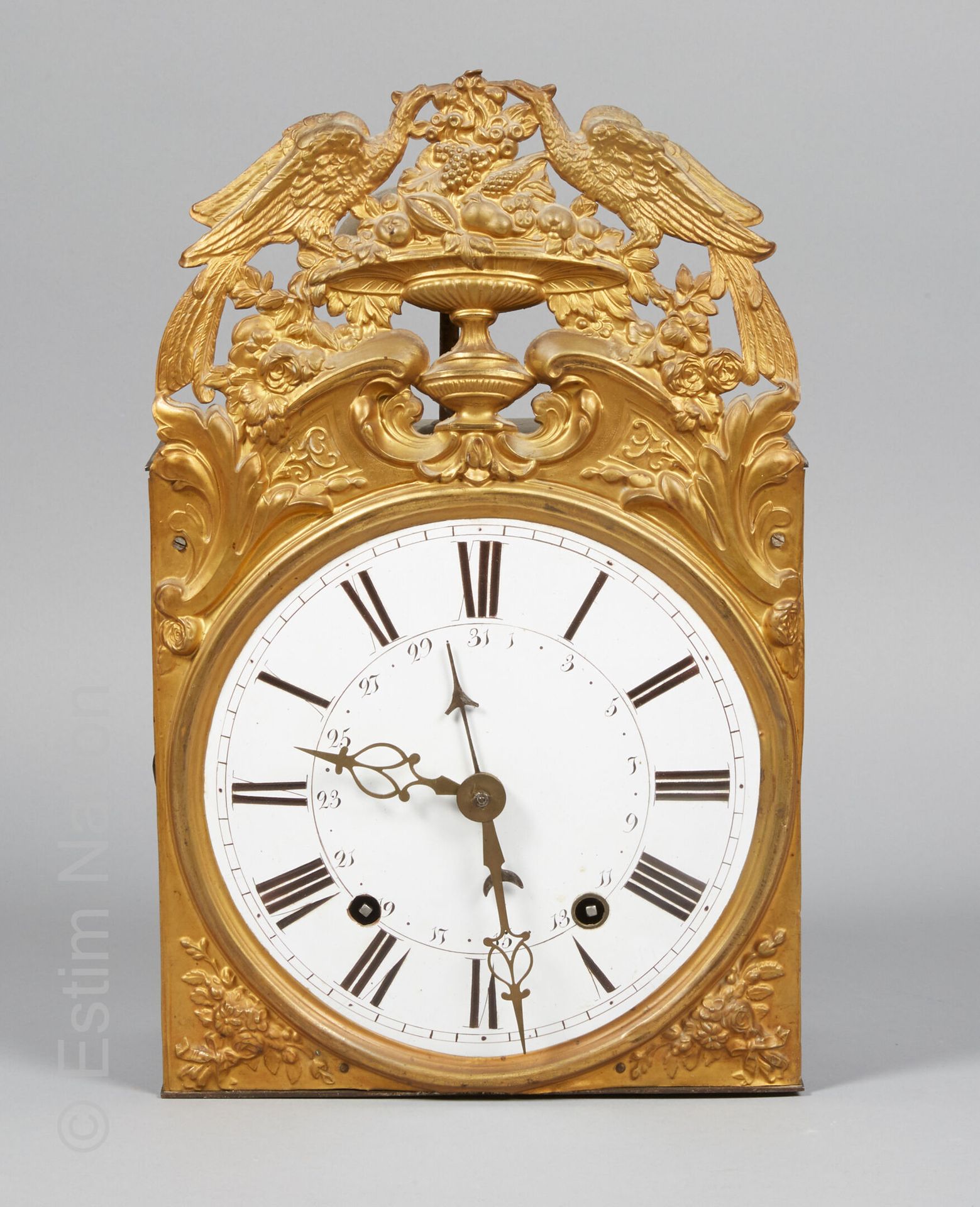 HORLOGERIE Reloj de pie con decoración en latón dorado y repoussé de dos paneles&hellip;