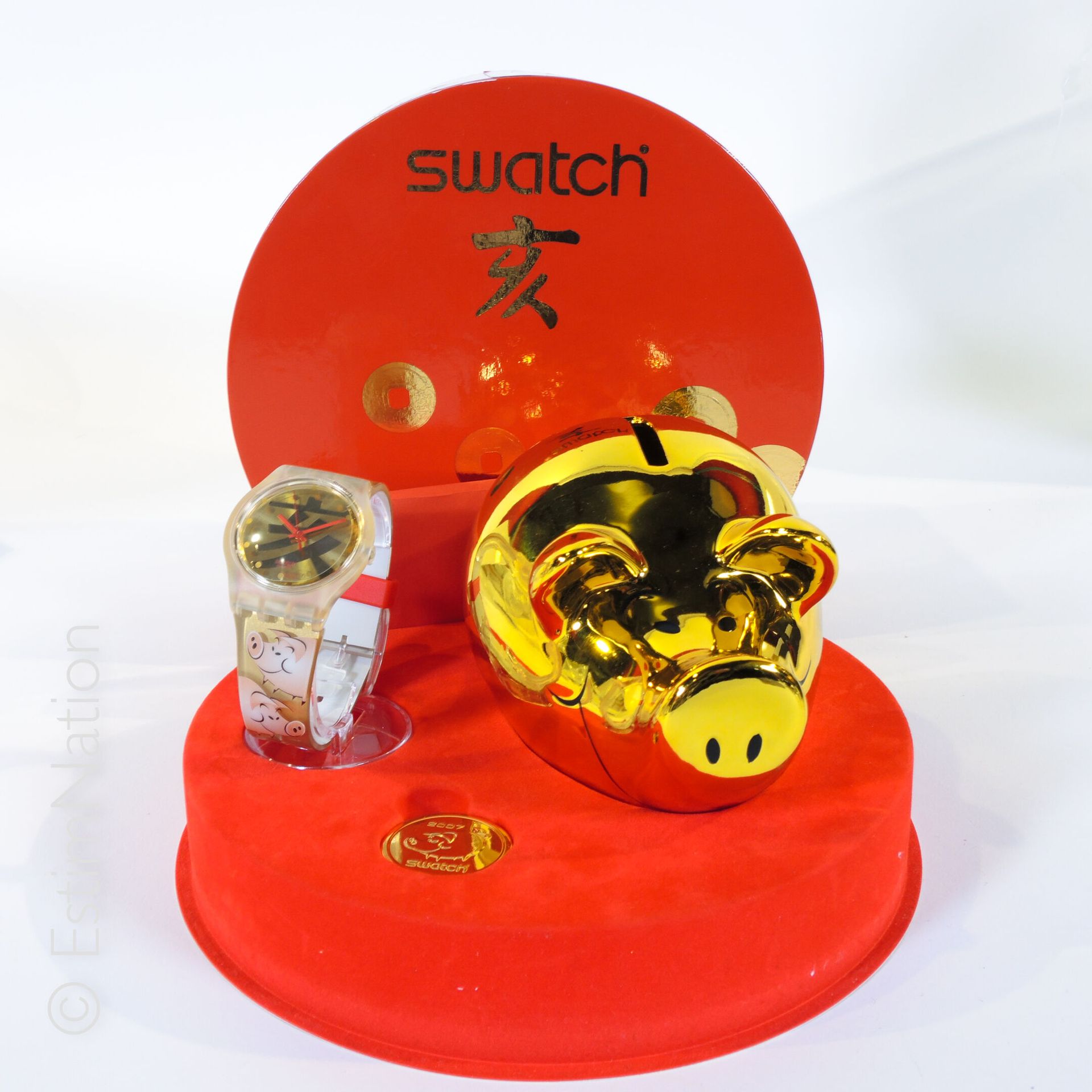SWATCH - BE LUCKY - 2007 拭目以待--幸运



2007年中国新年猪年限量版包装盒，包括一个模拟微笑猪的金色瓷质储蓄罐，一个金色金属令&hellip;