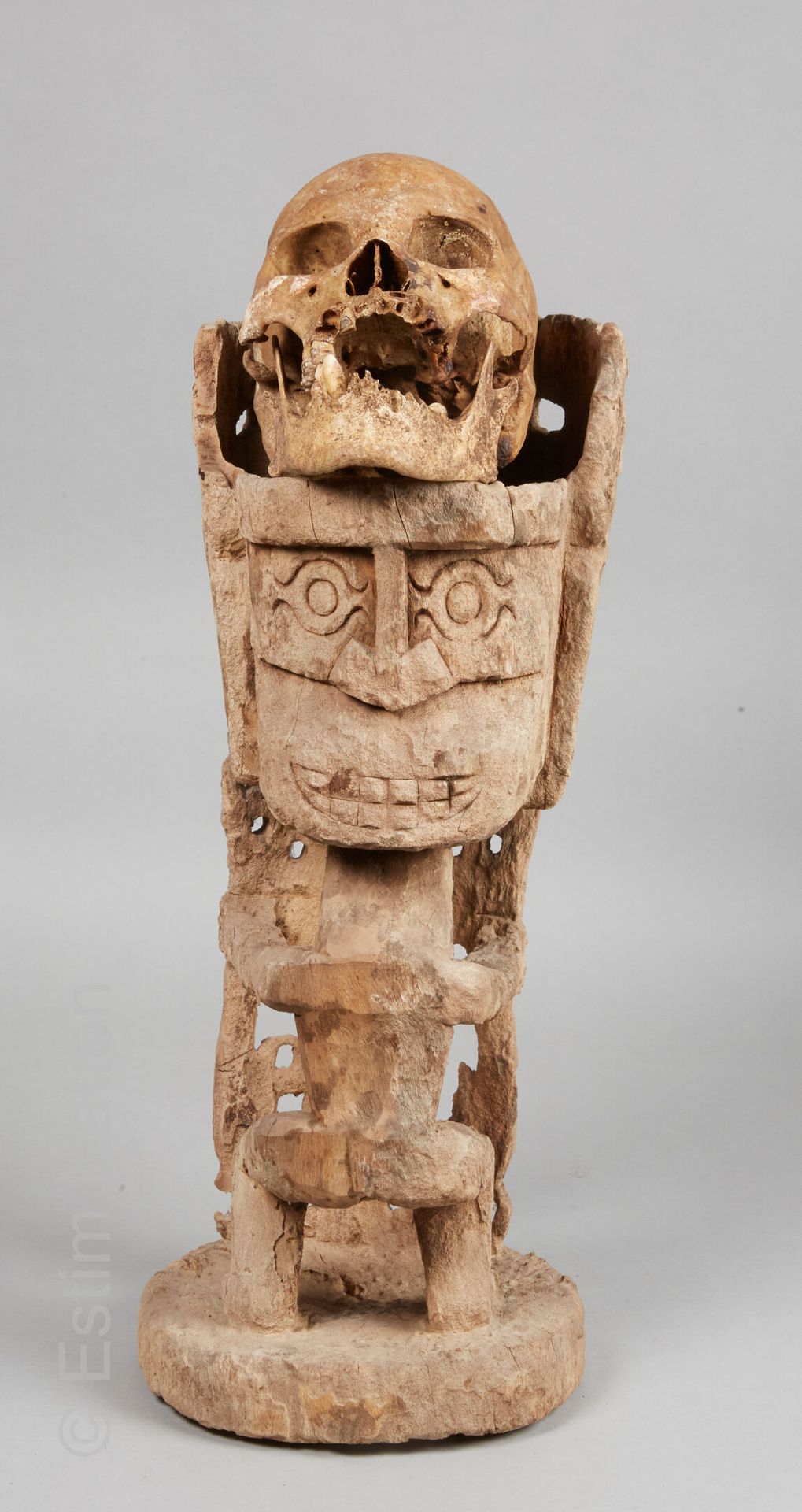 ASMAT - IRIAN JAYA 阿斯玛特-伊里安-贾亚



木雕科尔瓦，描绘了一个站立的战士，头戴仪式性的头饰，一边雕刻着骷髅头，另一边雕刻着风格化的笑&hellip;