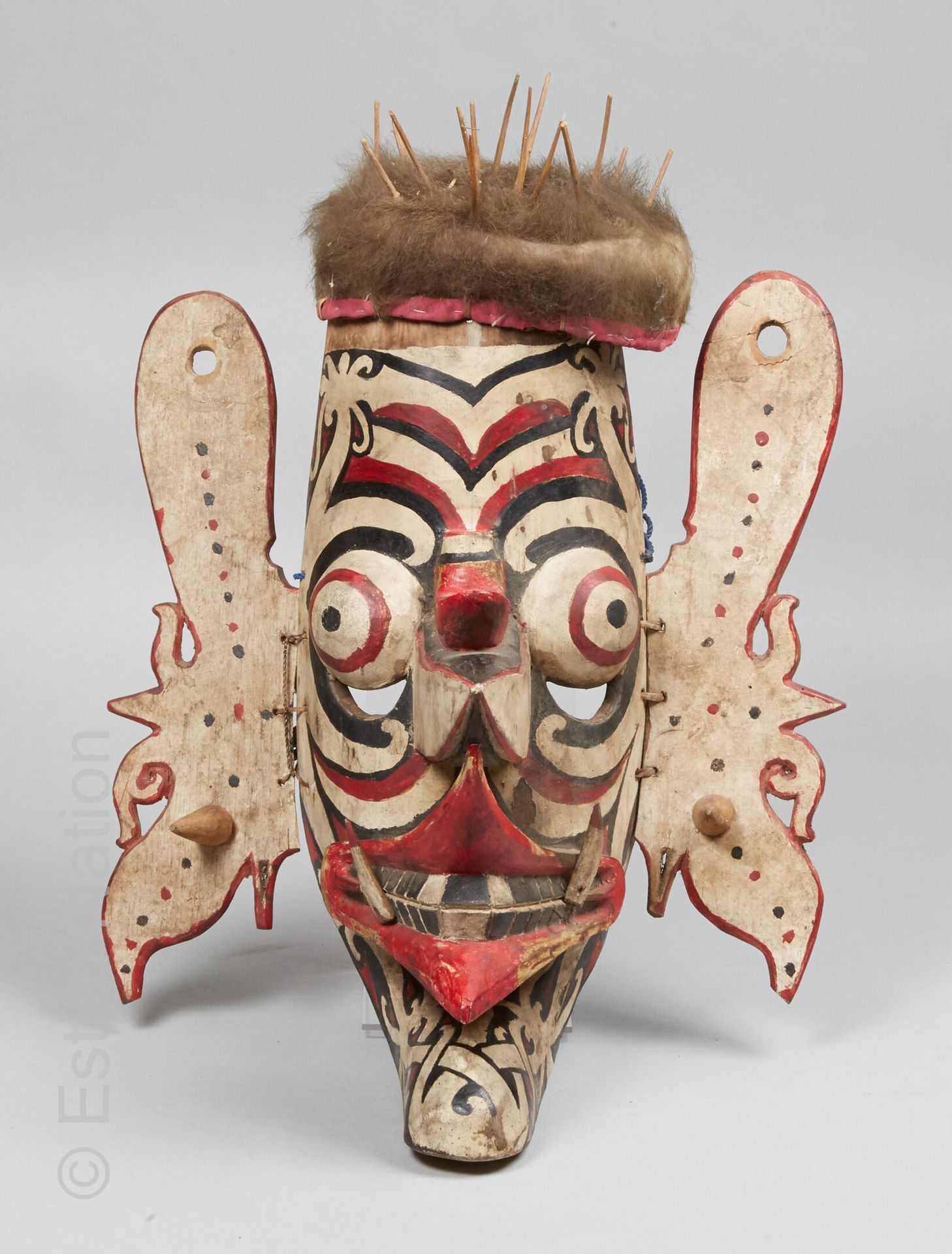 DAYAK - BORNEO 达亚克-伯尔尼奥



胡多克式面具，木头雕刻，天然颜料，两只耳朵上有红色和黑色的点和两个点的装饰，顶部有一个带钉的发帽装饰。

&hellip;