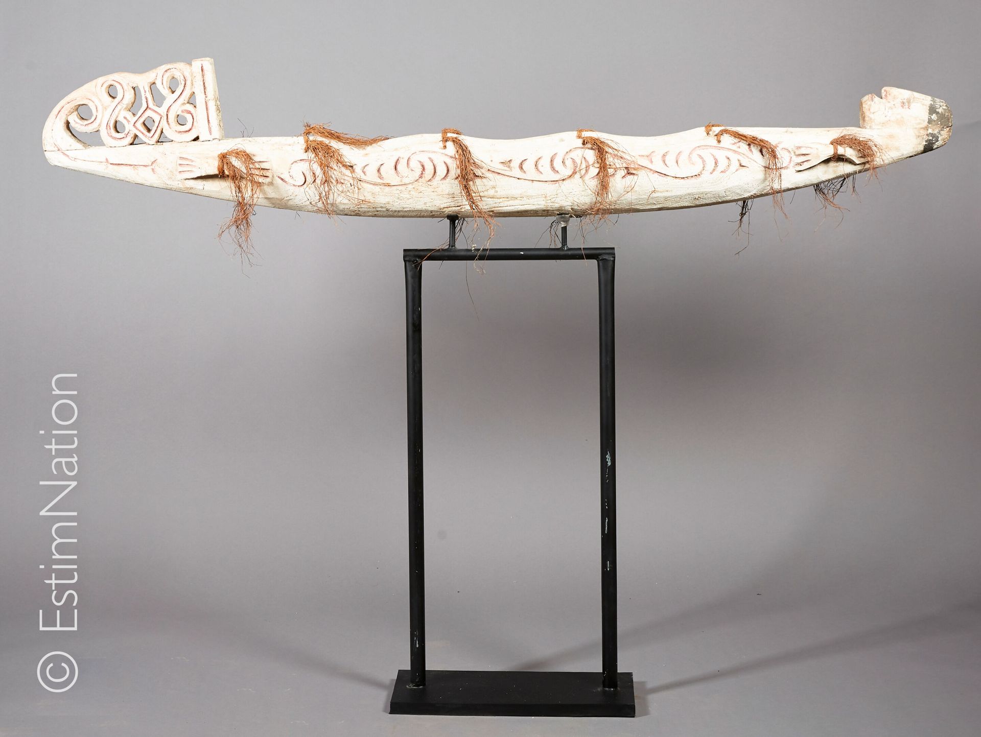 ASMAT - IRIAN JAYA 
阿斯玛特-伊里安-贾亚









用木头雕刻的拟人化装饰的独木舟，天然颜料，带有卷轴和植物纤维的流苏的火把。

&hellip;
