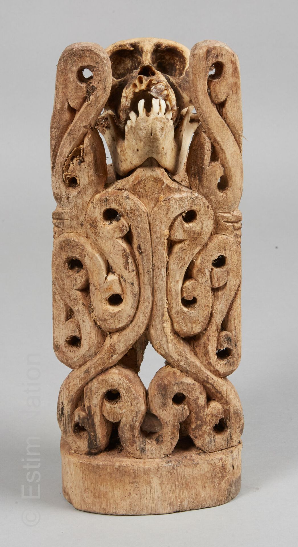ASMAT - IRIAN JAYA 阿斯玛特-伊里安-贾亚



用异国情调的木材制作的Korwar，上面有一个拟人化的人物，上面有一个猴子的头骨，拿着一个用&hellip;
