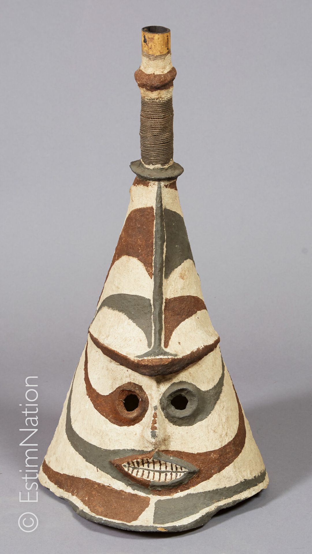 VANUATU 瓦努阿图



由植物纤维、泥土和天然颜料制成的面具，代表一个风格化的祖先。



高度：64厘米 - 宽度：30厘米 - 深度：36厘米

(&hellip;
