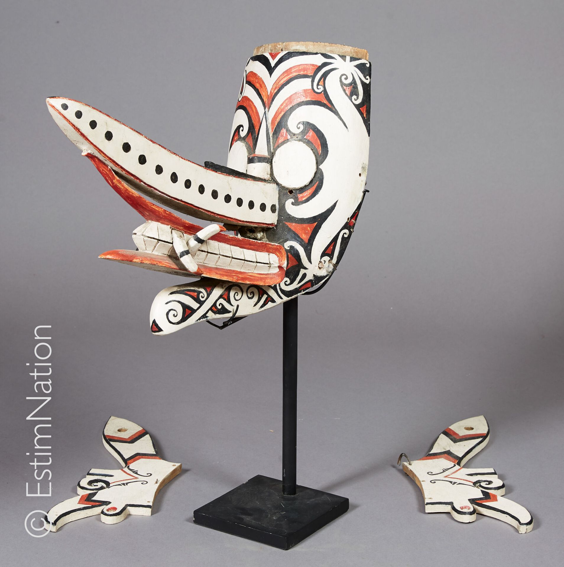 DAYAK - BORNEO 
达亚克-伯尔尼奥









胡多克型面具，采用木雕和天然颜料，表现了一个具有突出的耳朵、下巴和牙齿的变形神灵。




&hellip;