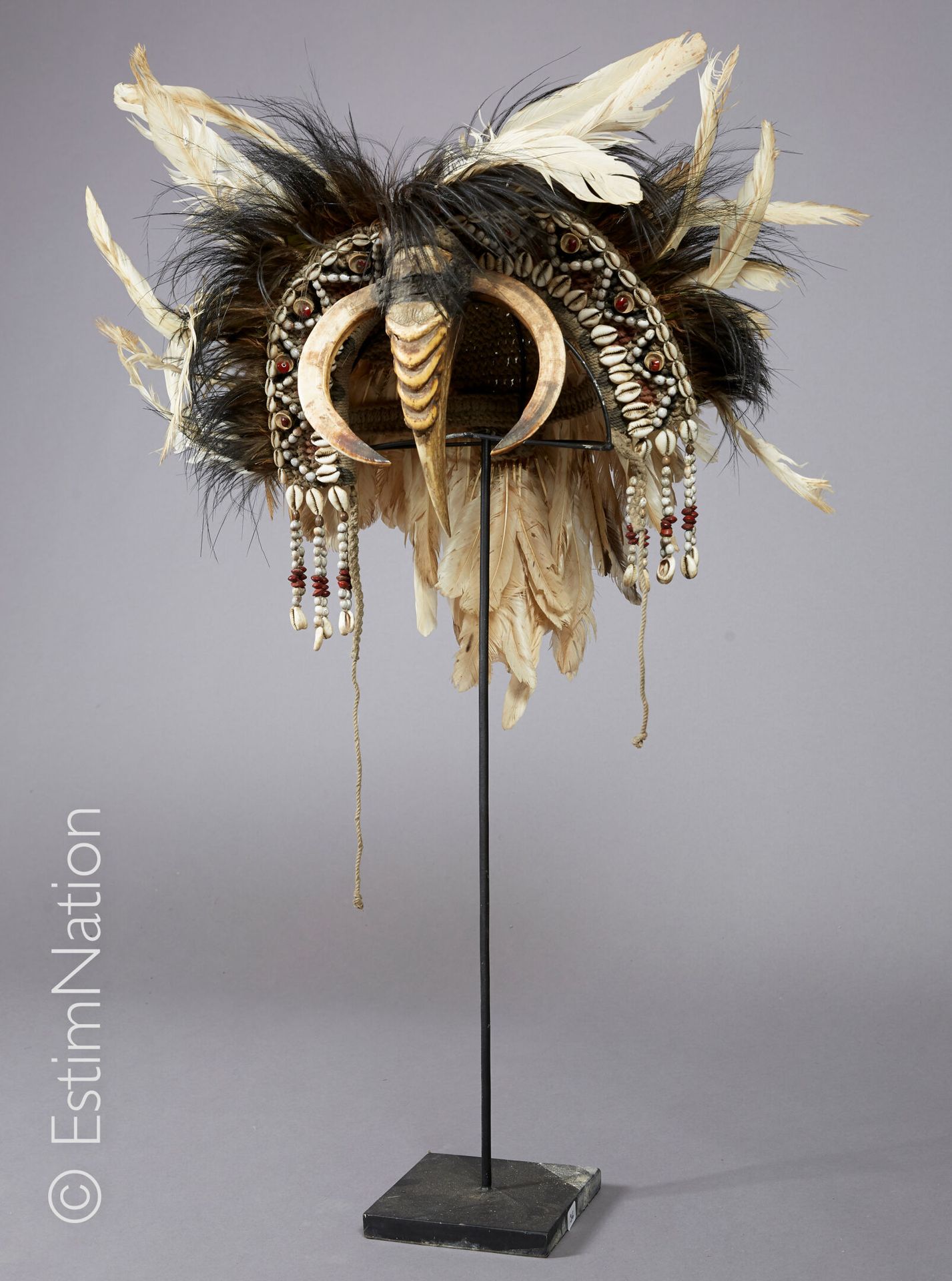 ASMAT - IRIAN JAYA 阿斯玛特-伊里安-贾亚



仪式头饰由多色编织绳制成，上面装饰着咖啡豆壳和白色及红色的种子，中间是一只黄鼠狼的嘴，两边是&hellip;