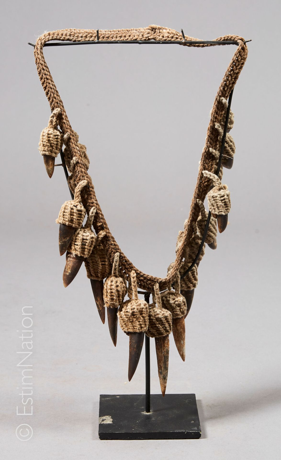 PAPOUASIE - NOUVELLE GUINEE 巴布亚 - 新几内亚



编织的绳索项链，上面装饰着17个袋鼠爪子。

黑色金属底座。



总高度：&hellip;