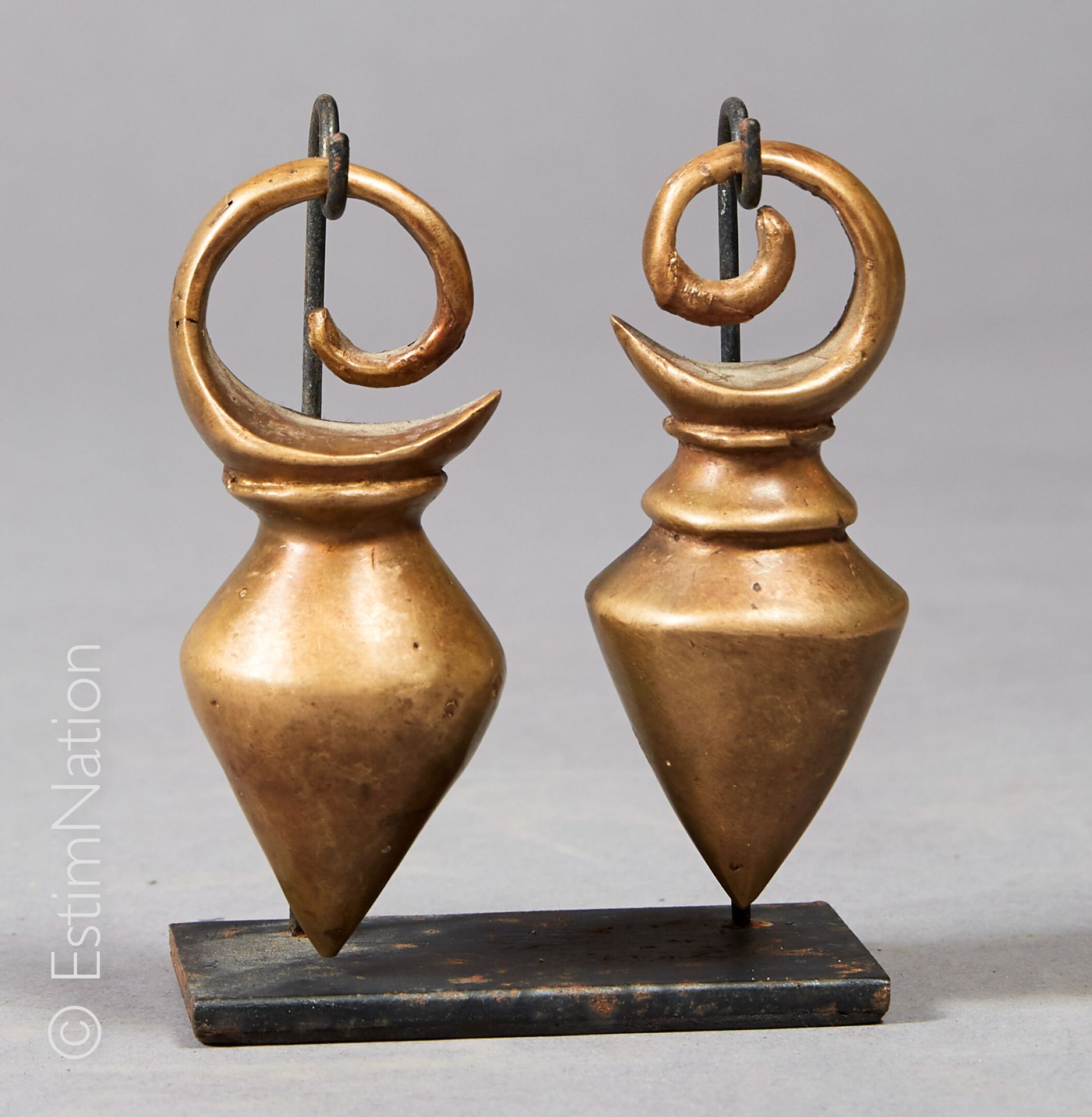 DAYAK - BORNEO 达亚克-伯尔尼奥



一对青铜圆锥形耳环。

小型黑色金属底座。



高度：9厘米