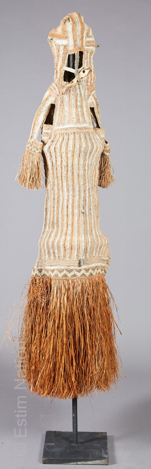 ASMAT - IRIAN JAYA 
阿斯玛特-伊里安-贾亚









冀派类型的舞蹈长衫，带有多色编织绳头饰，袖子上有植物纤维装饰，下部有篮状楣条和&hellip;