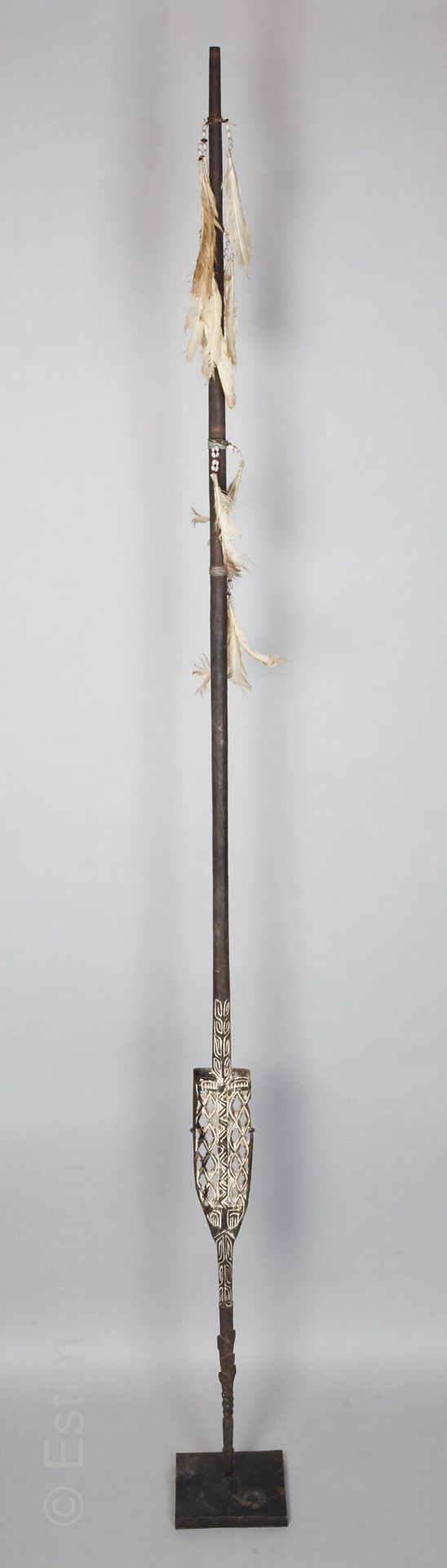 ASMAT - PAPOUASIE, NOUVELLE- GUINEE Asmat - 新几内亚巴布亚



铁木雕刻的仪式用矛，有镂空的装饰和卷轴的天然颜料，&hellip;