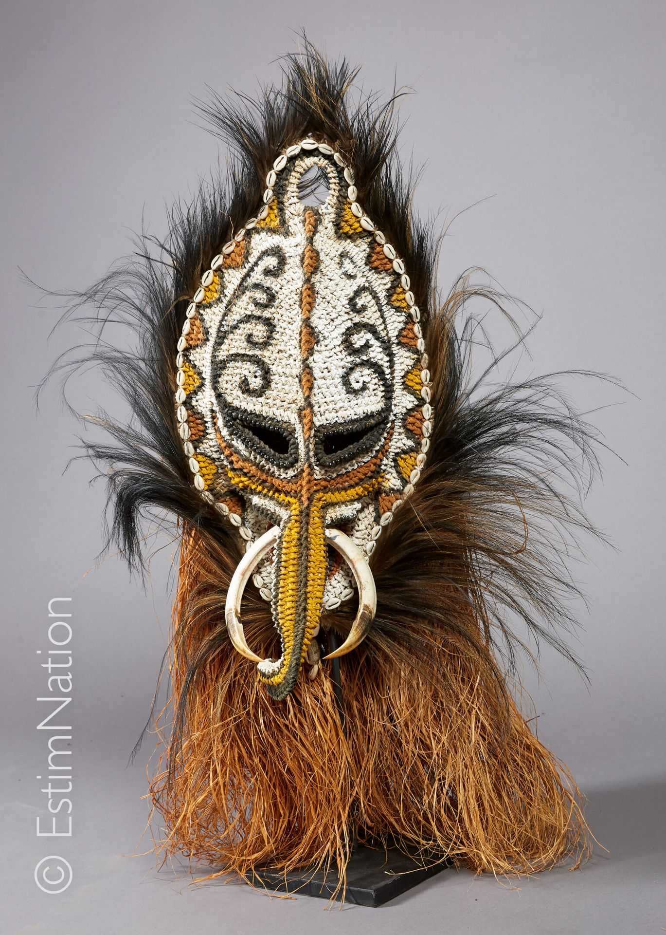 ASMAT - IRIAN JAYA asmat - irian jaya。



多色编绳舞蹈面具，模拟一种神奇的动物，上面装饰着沙袋鼠羽毛的头冠，咖啡豆壳的&hellip;