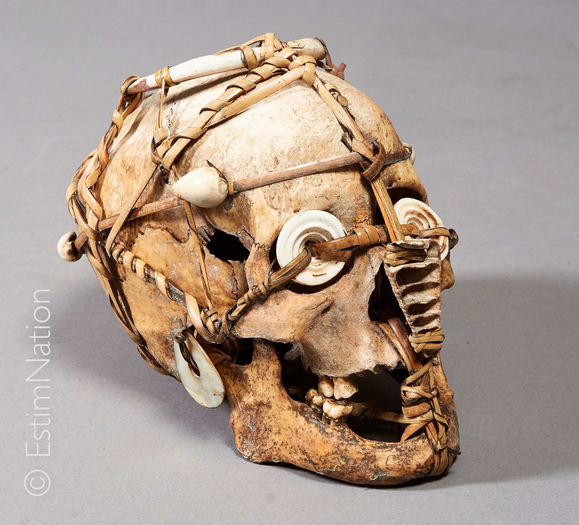 ARCHIPEL DES ÎLES SALOMON 萨洛蒙群岛（SALOMON）群岛



用贝壳、藤条、珍珠母粘贴物装饰的祖先头骨。



高度：18厘米 -&hellip;