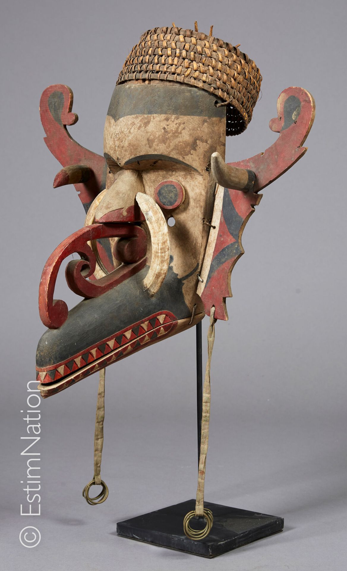 DAYAK - BORNEO 
达亚克-伯尔尼奥









木雕和天然颜料的面具，两只耳朵上装饰有两个吊坠和金属环。喙上有卷轴和野猪牙的装饰。藤制头饰。&hellip;