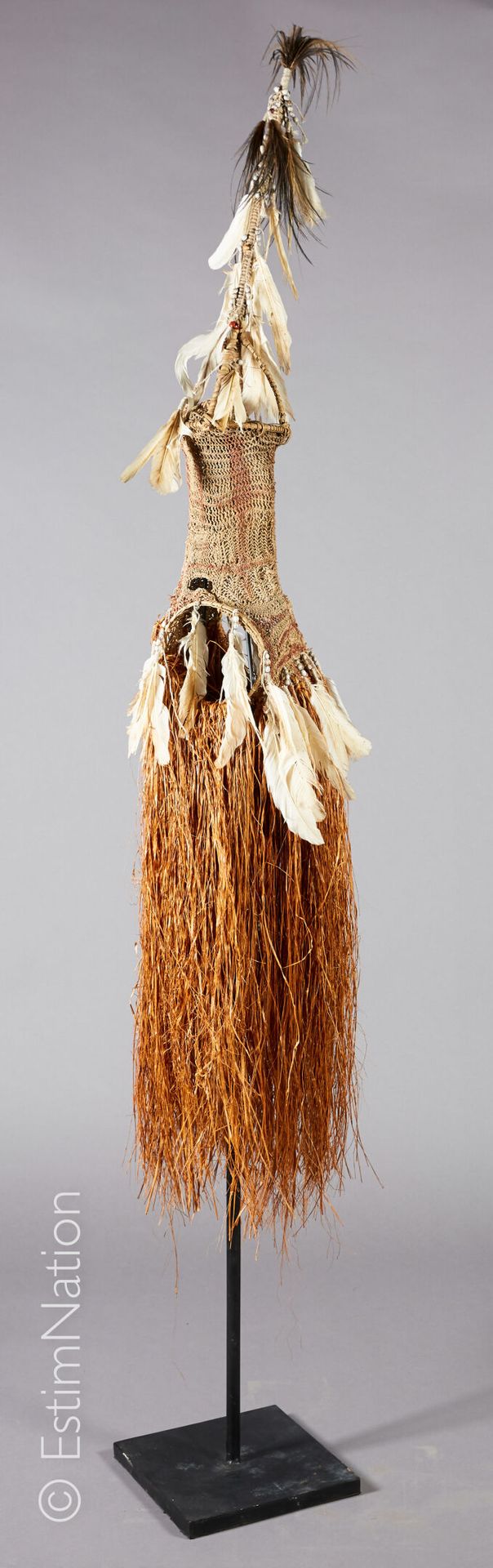 ASMAT - IRIAN JAYA 
ASMAT。IRIAN JAYA.









用编织的植物绳和多色材料制成的Jipae型高级头饰




头饰的&hellip;