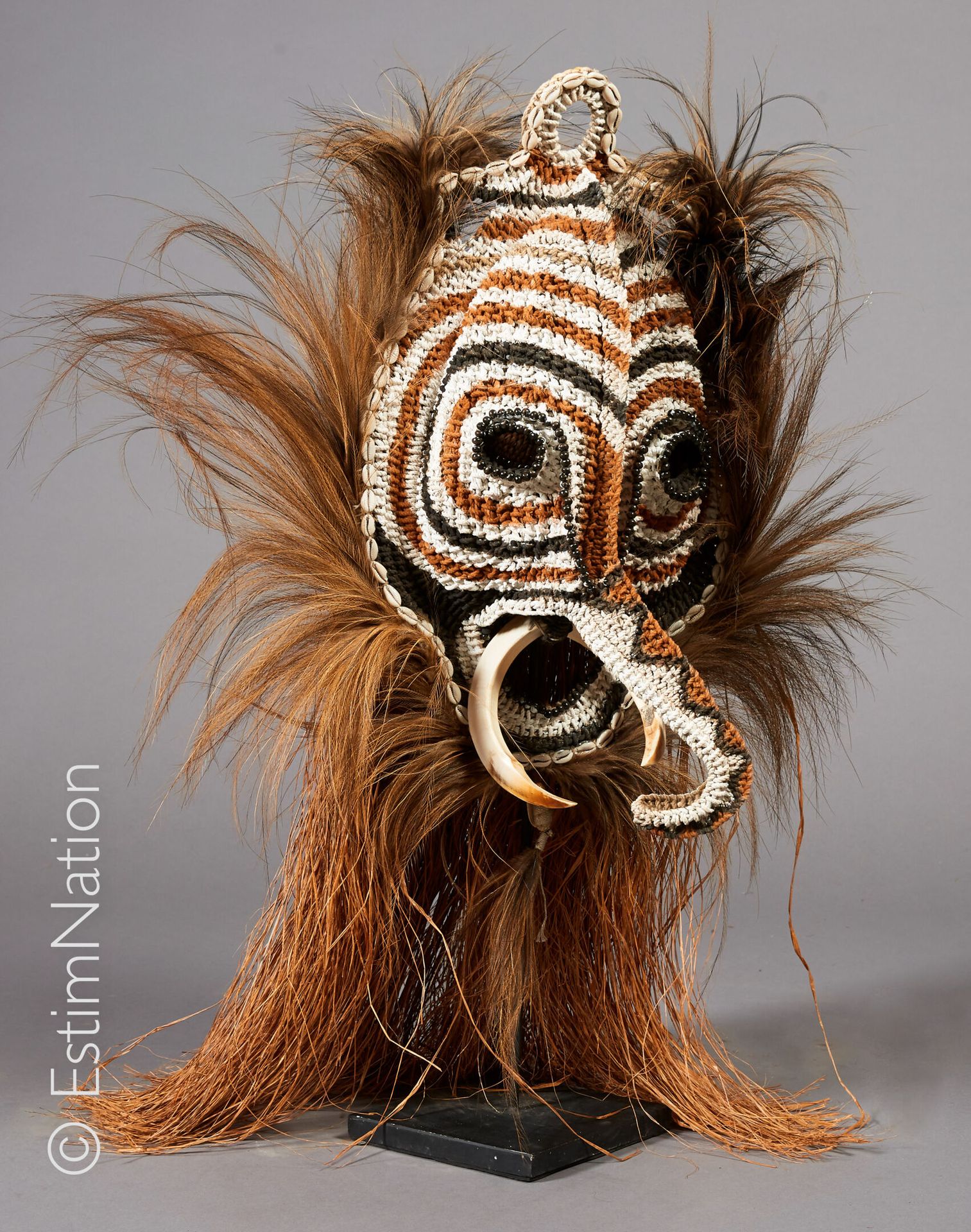 ASMAT - IRIAN JAYA 阿斯玛特-伊里安-贾亚



多色编织的植物绳索舞蹈面具，模拟一种神奇的动物，上面装饰有袋鼠羽毛的头冠，咖啡豆壳的楣，珍珠&hellip;