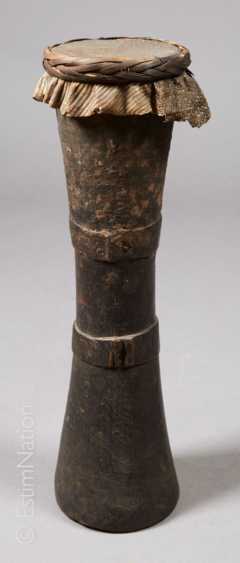 ASMAT - IRIAN JAYA 阿斯玛特-伊里安-贾亚



熏黑的木头、藤条和爬行动物皮制成的沙漏鼓，有圆环装饰。



高度：49厘米 - 直径：14&hellip;