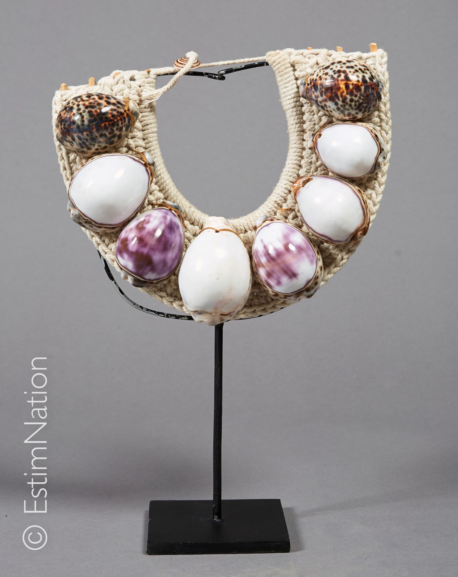 PAPOUASIE - NOUVELLE GUINEE 巴布亚 - 新几内亚



胸前的项链由编织的绳子搭在四个藤圈上，装饰着八个白色、紫色和斑点的大贝壳。扣&hellip;