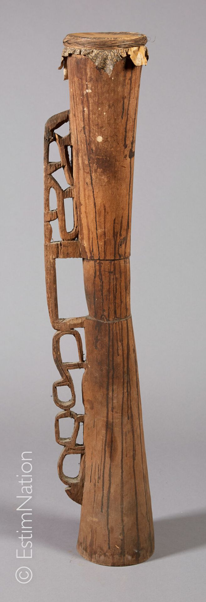 ASMAT - IRIAN JAYA 
阿斯玛特-伊里安-贾亚









雕刻的木鼓，爬行动物的皮，植物纤维，有雕刻和镂空的手柄。




 黑色金属底&hellip;