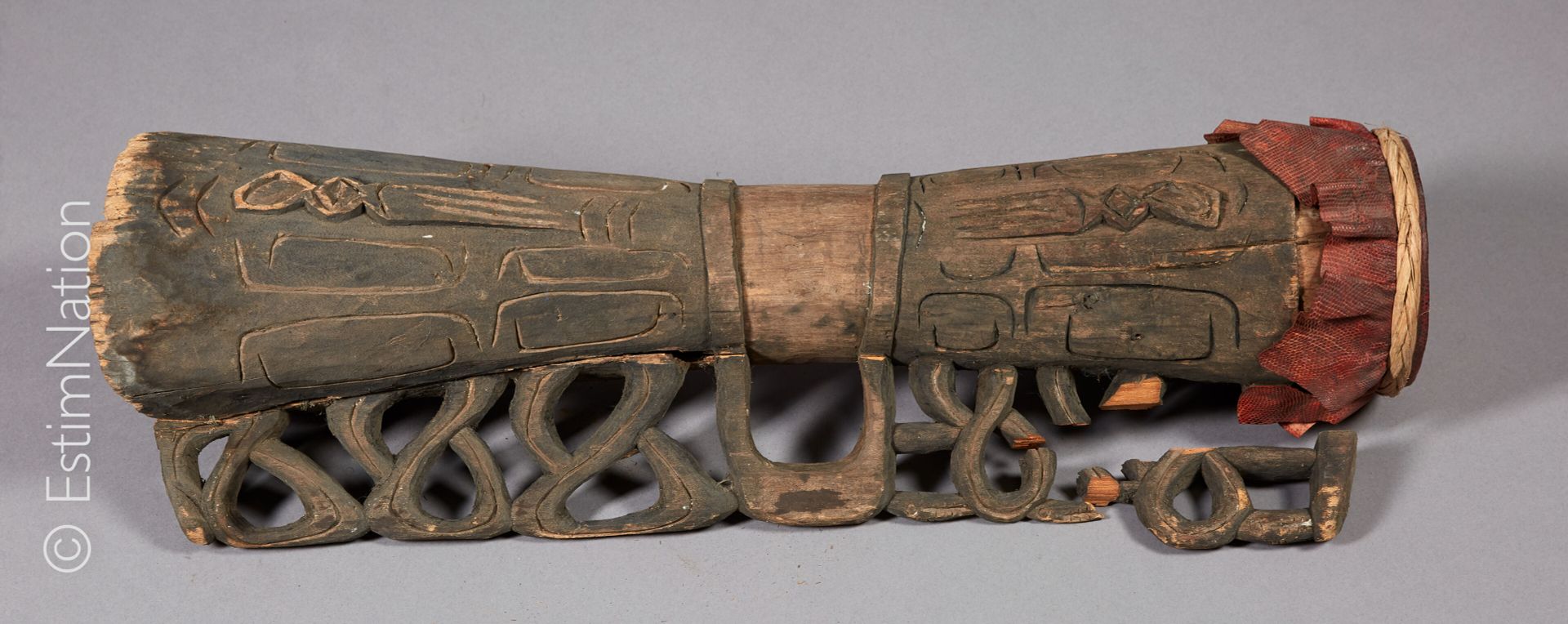 ASMAT - IRIAN JAYA 
阿斯玛特-伊里安-贾亚











雕刻的木制沙漏鼓，手柄上有交错的镂空装饰，爬行动物的皮。





金属底&hellip;
