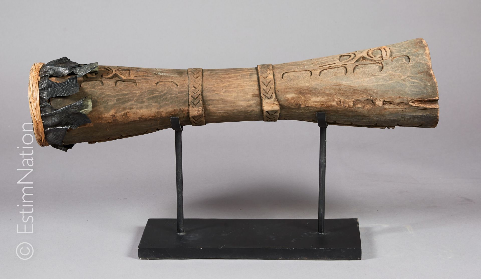 ASMAT - IRIAN JAYA 阿斯玛特-伊里安-贾亚



雕刻的天然木鼓，爬行动物皮，植物纤维，带梳子装饰。

 黑色金属底座。



高度（不包括底&hellip;