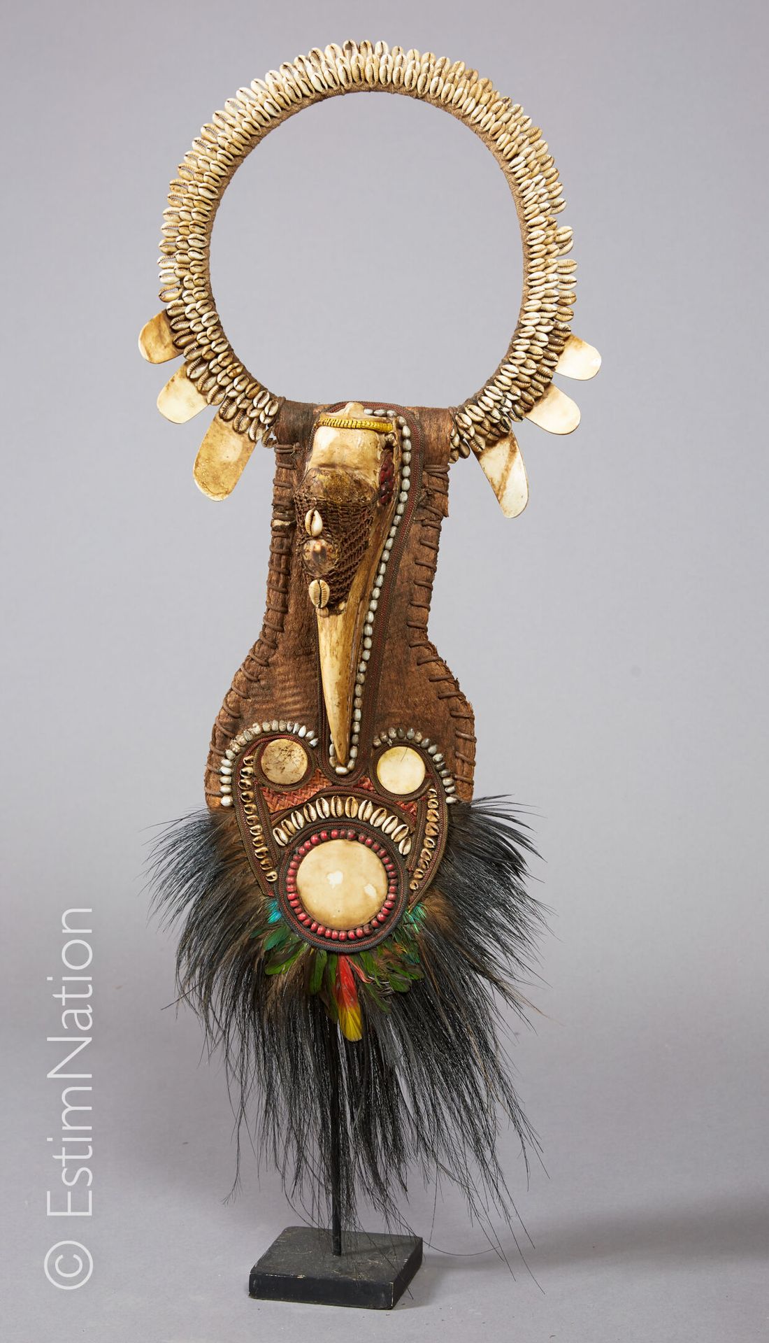 ASMAT - IRIAN JAYA 阿斯玛特-伊里安-贾亚



用植物树皮制成的胸饰项链，上面装饰着咖啡豆壳和骨条组成的三层皇冠。中间是一个用编织绳、篮子、&hellip;