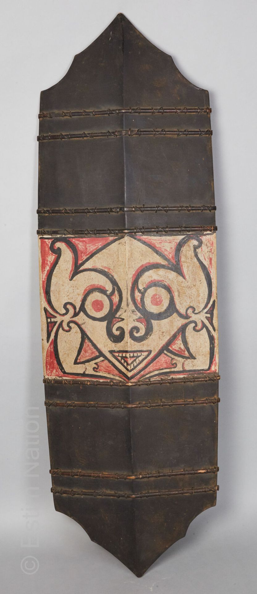 DAYAK - BORNEO 达亚克-伯尔尼奥



仪式用的盾牌由木头和木材制成，用天然颜料染色，有一个神灵的面具和篮子。

背面有手柄。



高度：125&hellip;