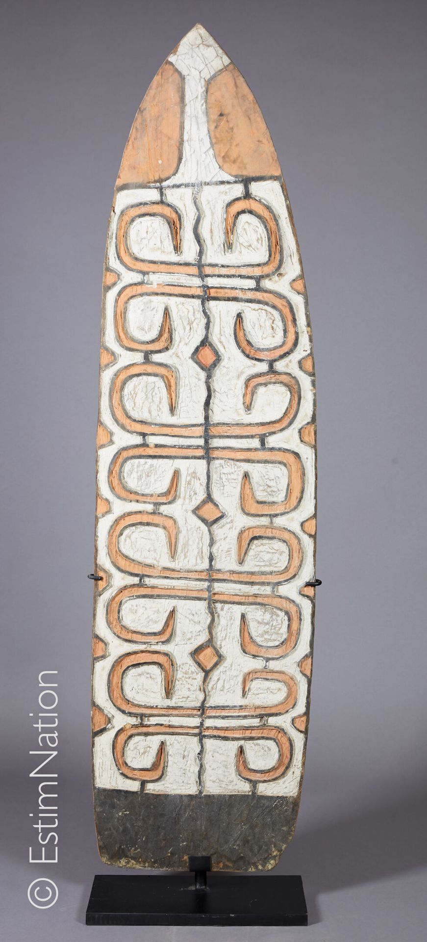 ASMAT - IRIAN JAYA 
Asmat, irian jaya.









异国情调的木质盾牌上雕刻着风格化的卷轴，并以多色天然颜料和菱形图&hellip;