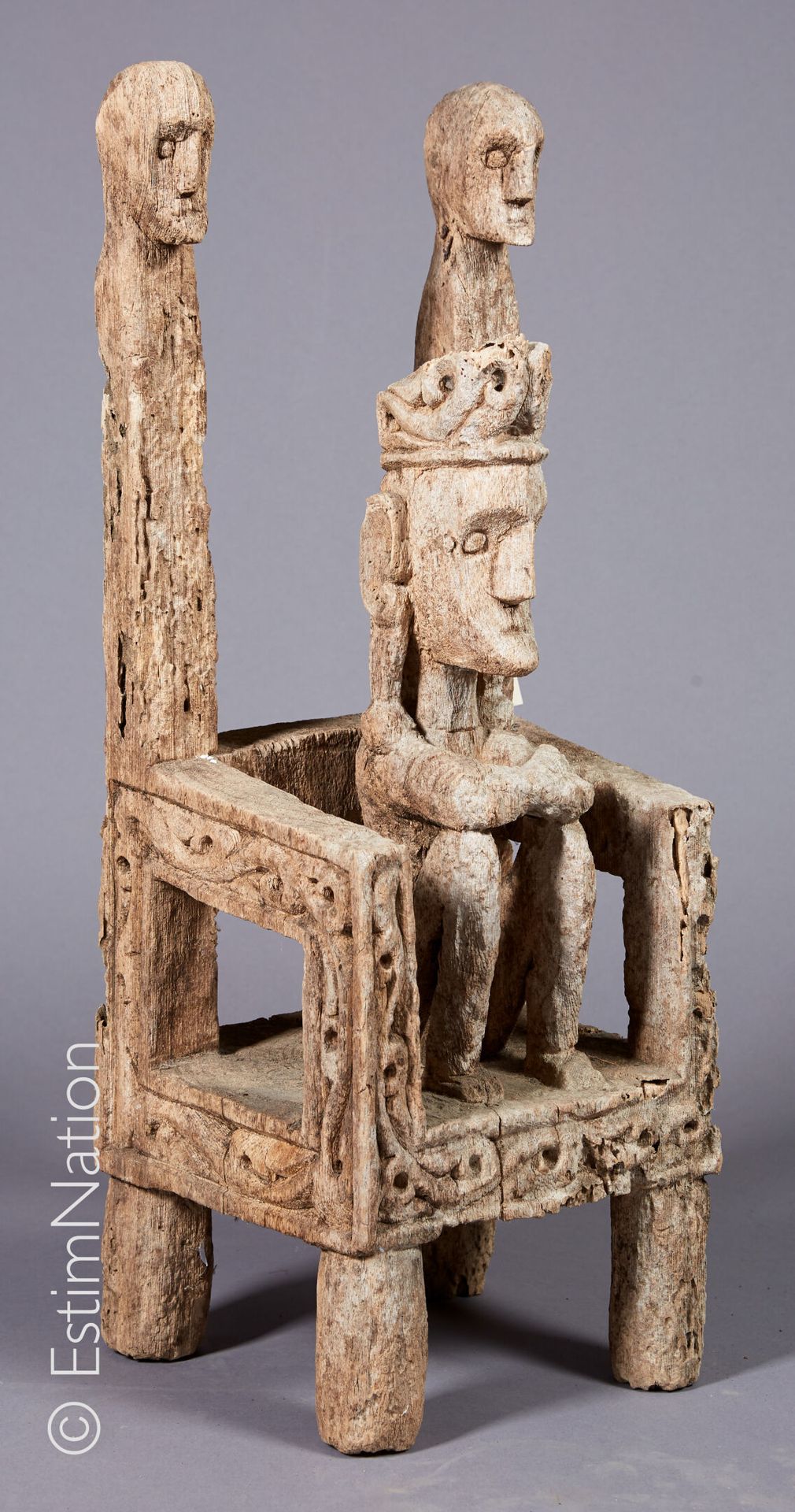 ASMAT - IRIAN JAYA 
阿斯玛特-伊里安-贾亚









躺在木制王座上的天然木质科尔瓦，雕刻着交错的图案。




靠背上有两张祖先的&hellip;