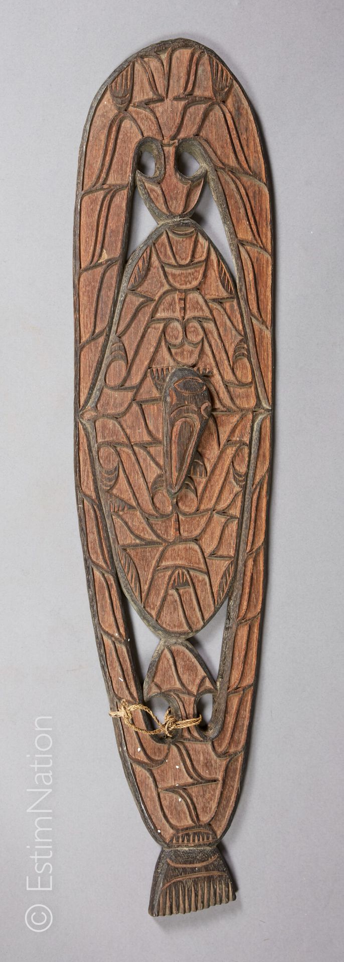 ASMAT - IRIAN JAYA 阿斯玛特-伊里安-贾亚



由雕刻和镂空的木头制成的火炉板，上面装饰着一个有风格的神灵和叶子。



长度：83厘米 -&hellip;