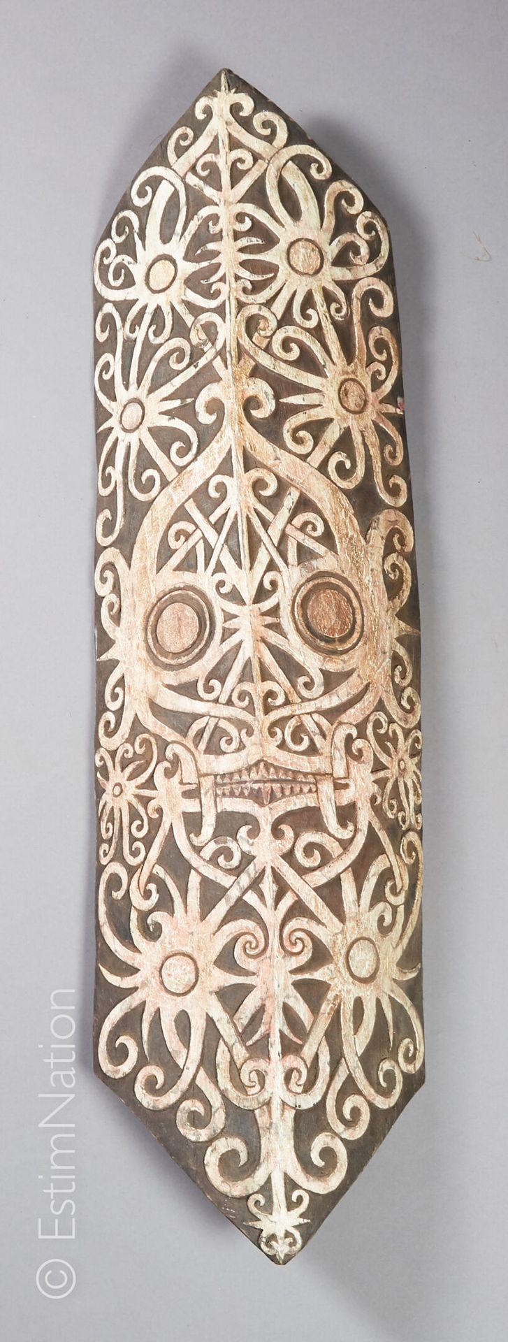 DAYAK - BORNEO 
达亚克-伯尔尼奥









木雕盾牌，用天然颜料强化，有交错的风格化装饰，有模拟太阳的眼睛和突出的下巴的神灵面具。


&hellip;