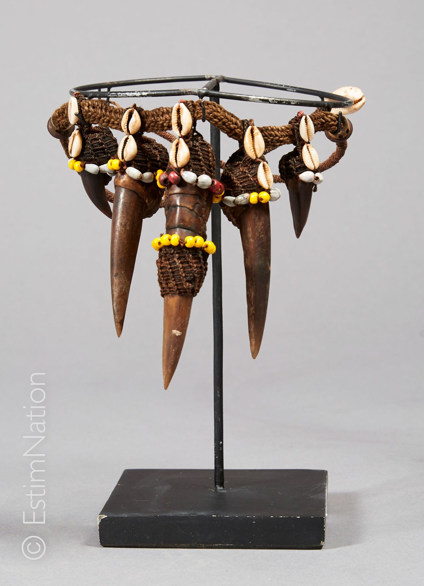 PAPOUASIE - NOUVELLE GUINEE 巴布亚 - 新几内亚



用植物材料编织而成的项链，上面装饰着五只沙袋鼠的爪子，用五色珠子和咖啡豆壳装&hellip;