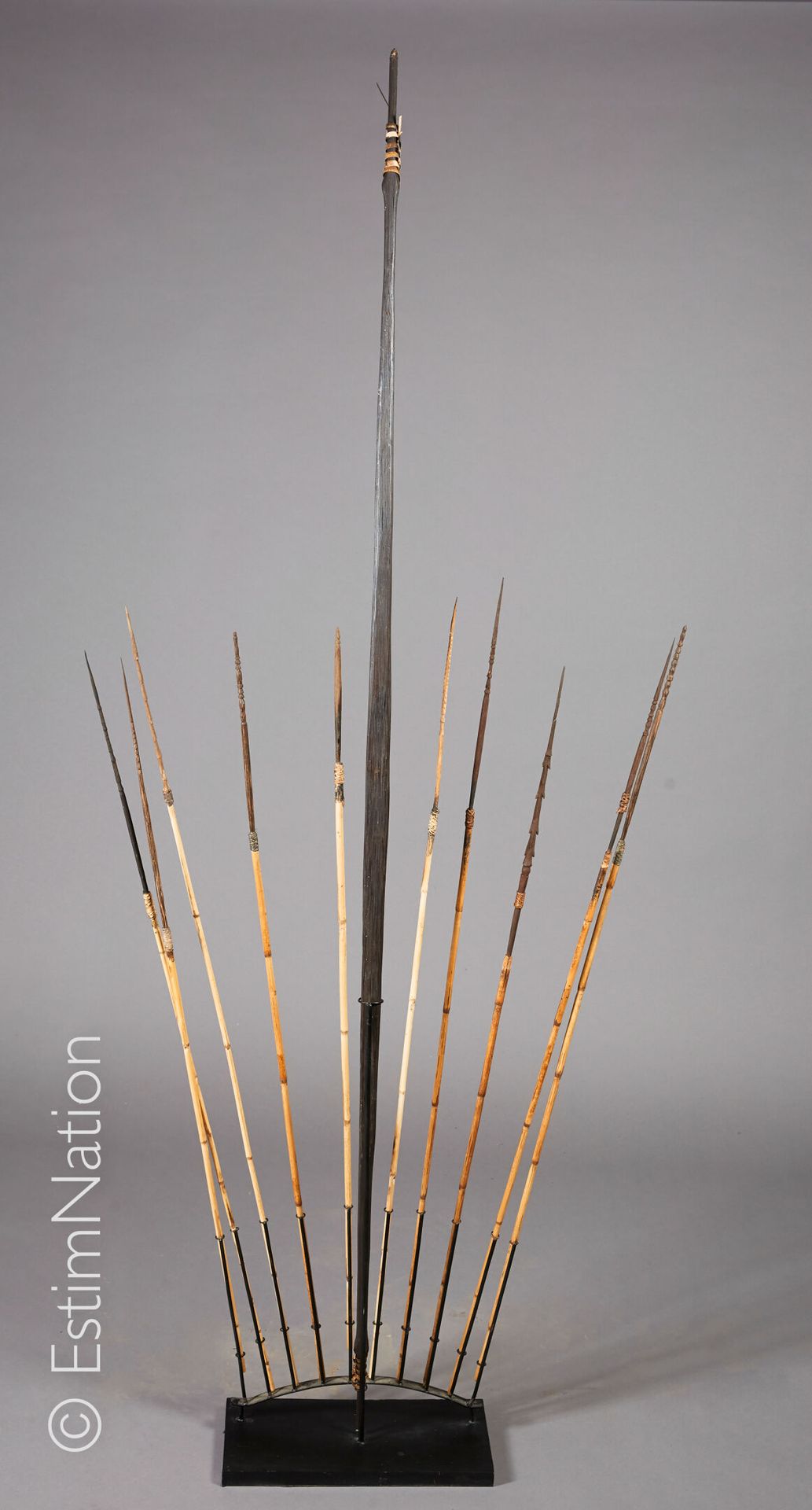 SEPIK, PAPOUASIE - NOUVELLE-GUINEE 
塞皮克，巴布亚新几内亚









竹子和异国情调的木制弓。附有一套10支雕刻的竹&hellip;