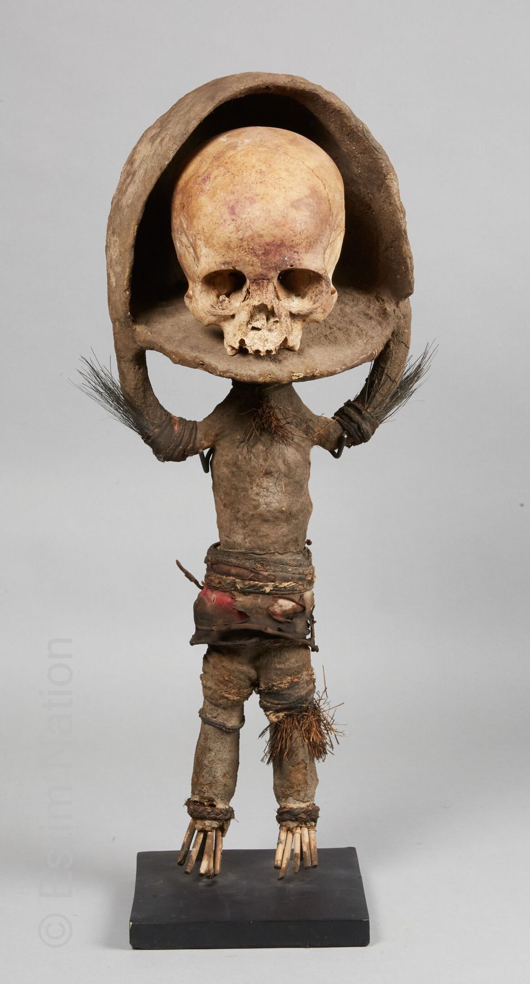 VANUATU 瓦努阿图



用生粘土、植物纤维、藤织品和野猪毛制成的Korwar，展示了一个拟人化的身体，戴着仪式性的头饰，里面放着一个头骨的灵位。

有一&hellip;