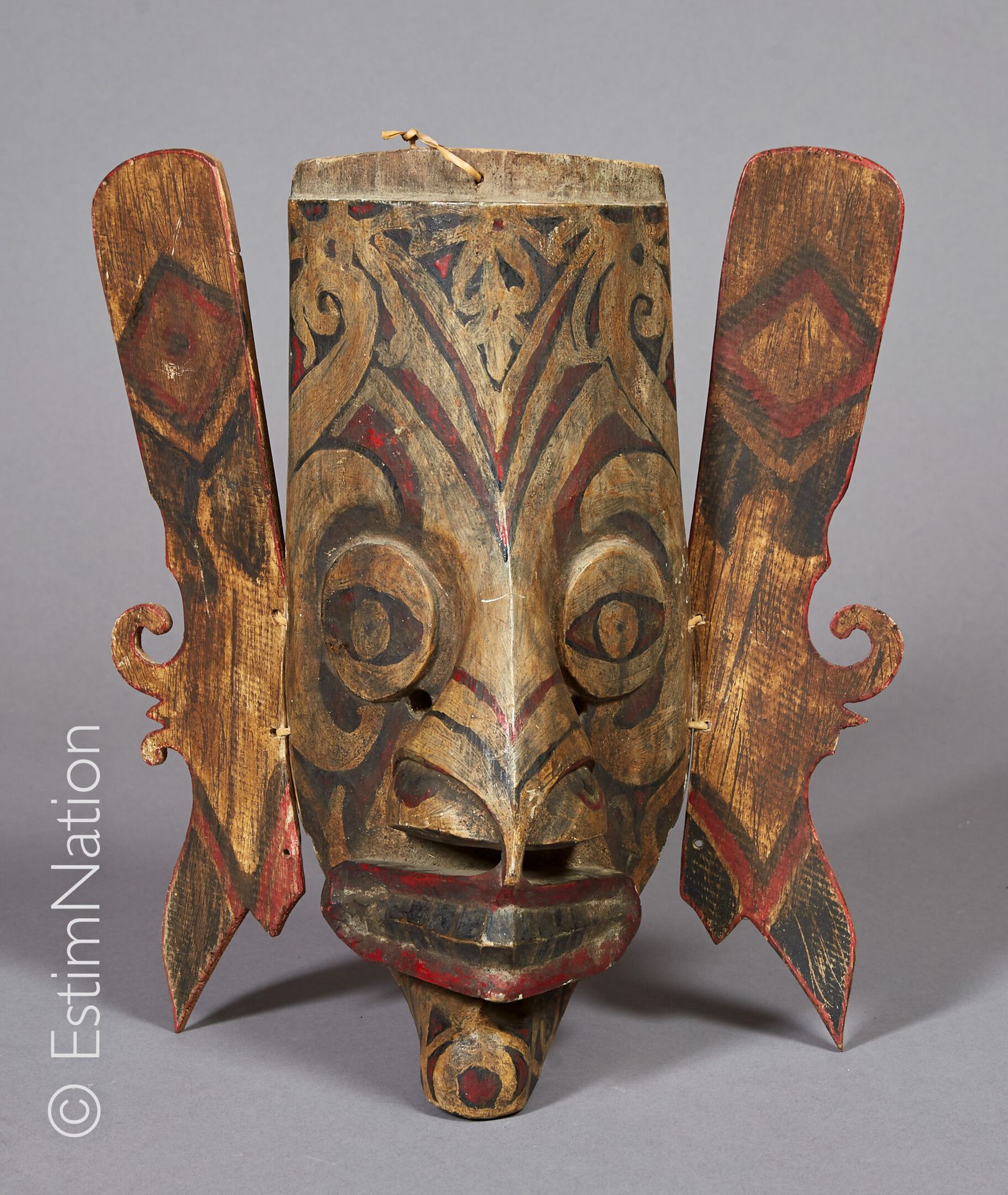DAYAK - BORNEO 
达亚克-伯尔尼奥









雕刻木头的Hudok型面具，天然颜料，两只耳朵上装饰有卷轴









高度：37厘米&hellip;